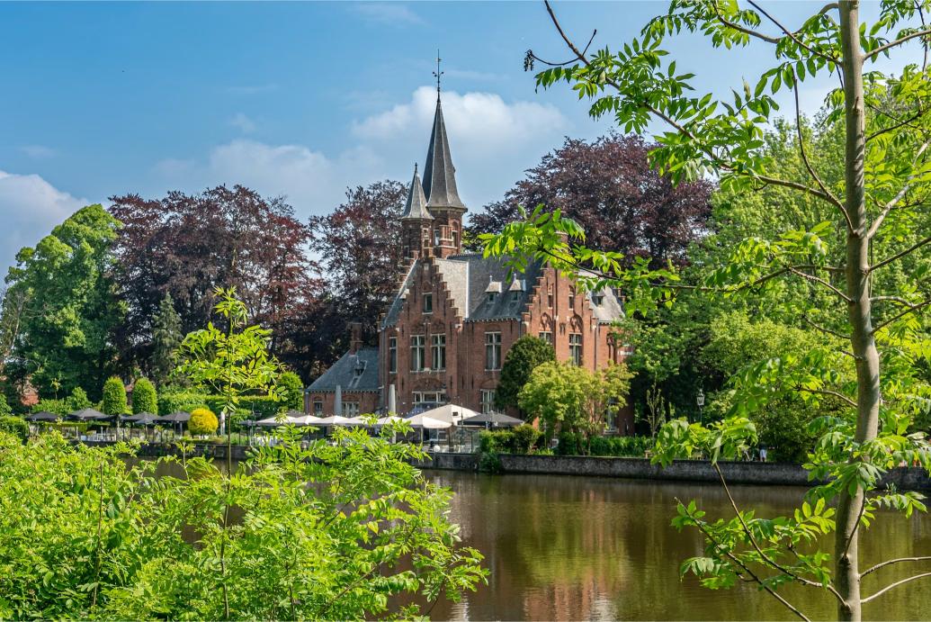 بروج، بلجيكا  البندقية الشمالية عندما تتفتح فيها أزهار التفاح