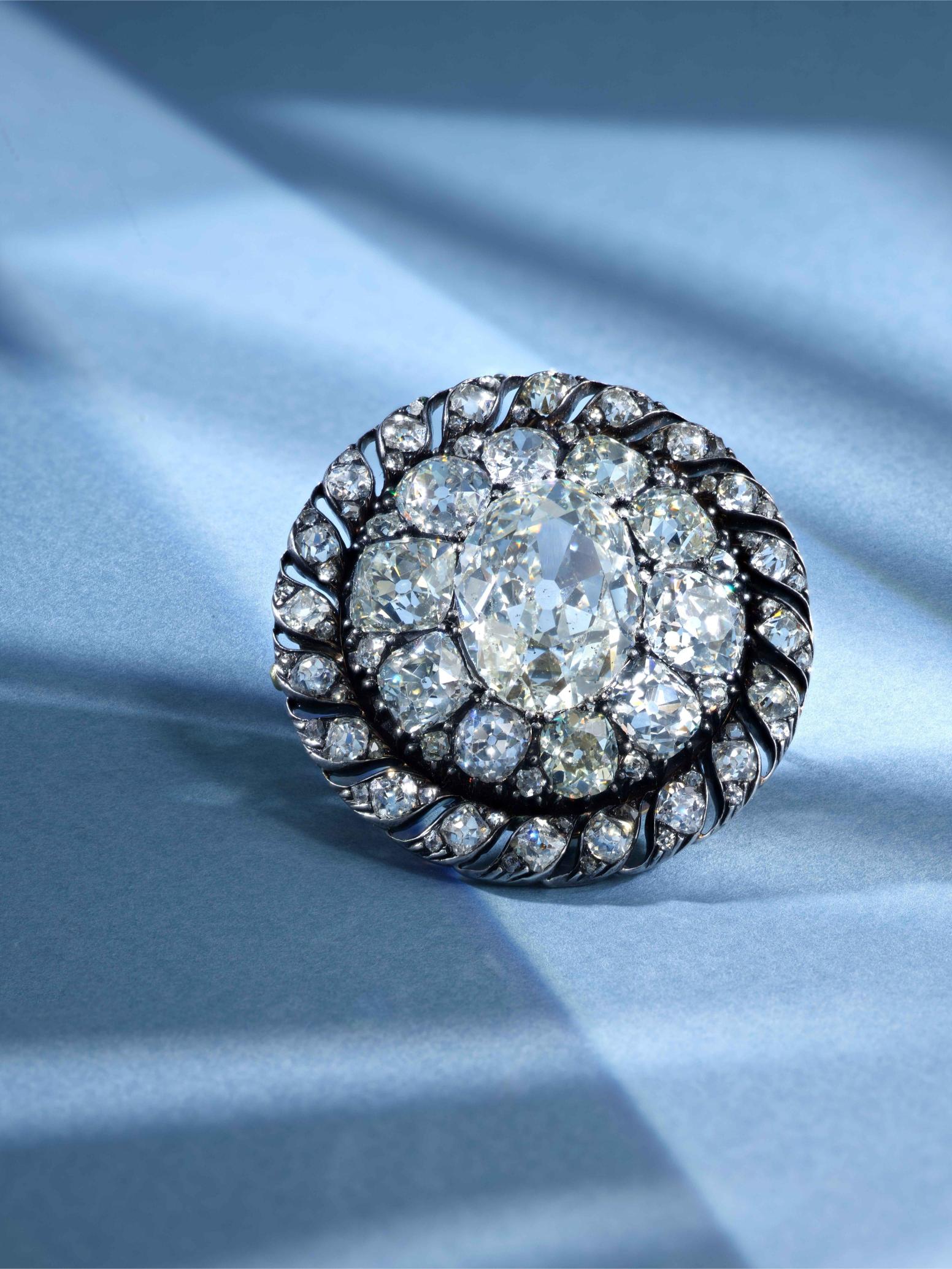 بروش من الألماس القديم تعود ملكيته إلى الإمبراطور نابوليون الأول منذ عام 1810