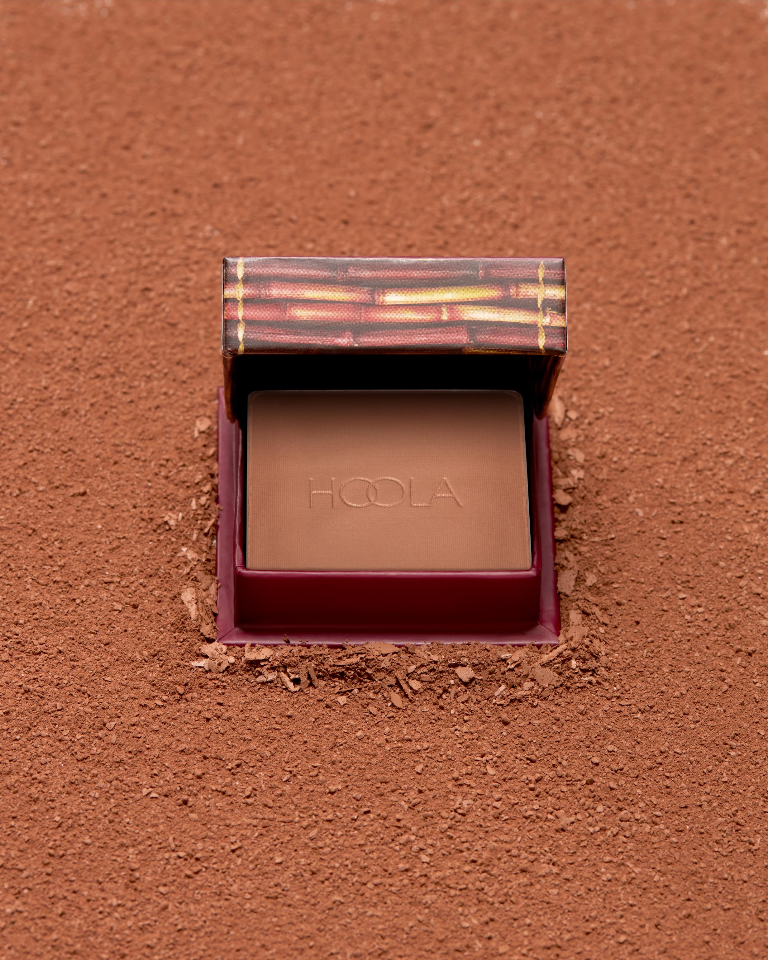 برونزر Hoola Matte من علامة بنفت كوزمتكس