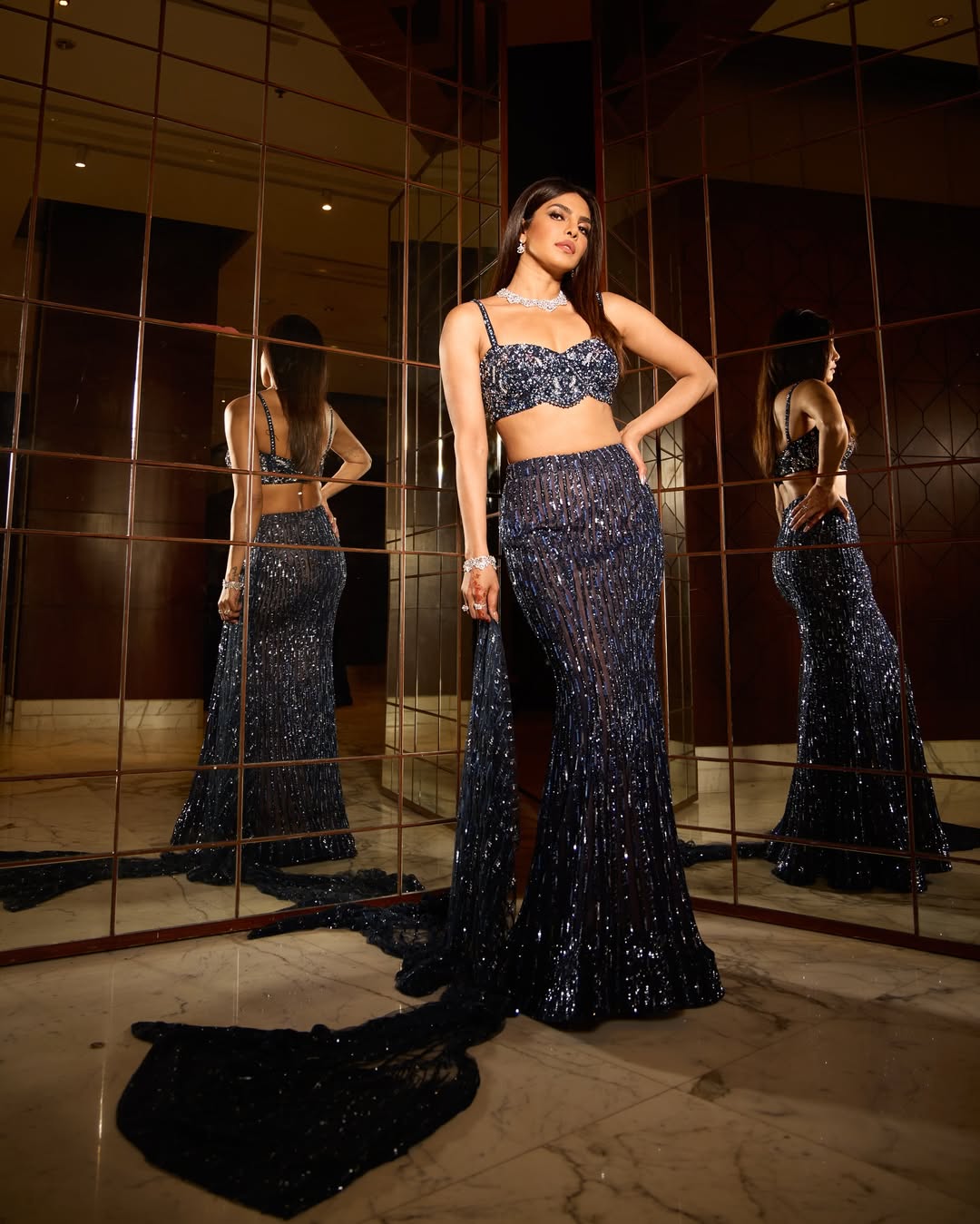 بريانكا بالساري المرصع باللون الأزرق الداكن