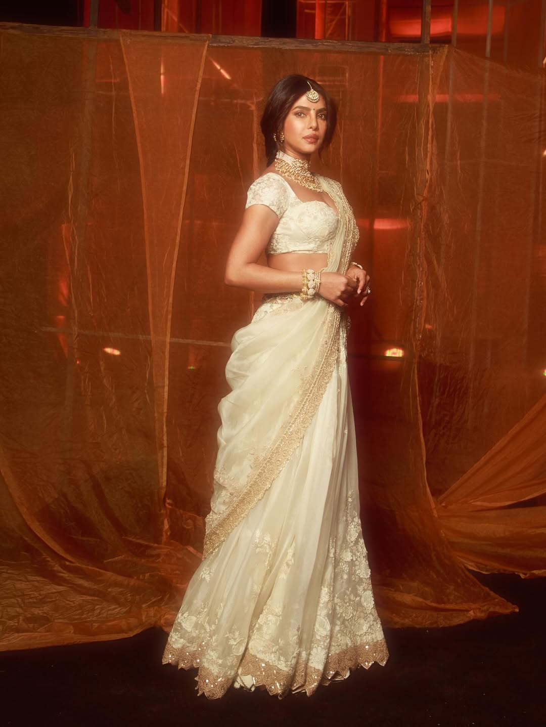 بريانكا بتنورة بتطريزات الورود باللون الكريمي والبيج