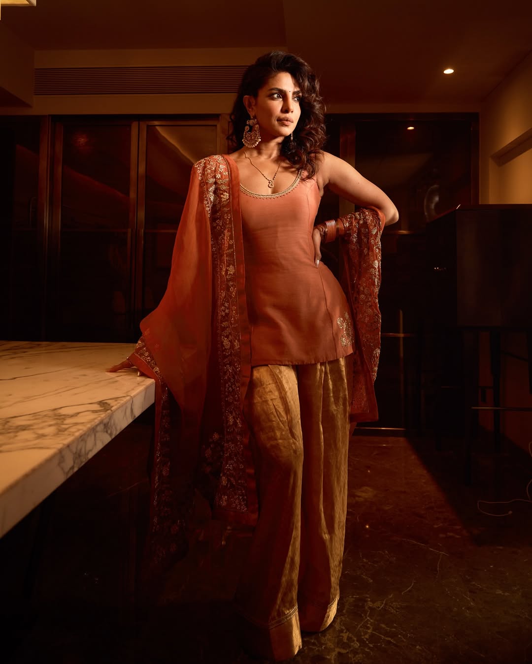 بريانكا بستايل البنطال الحريري الواسع مع توب محدد للخصر