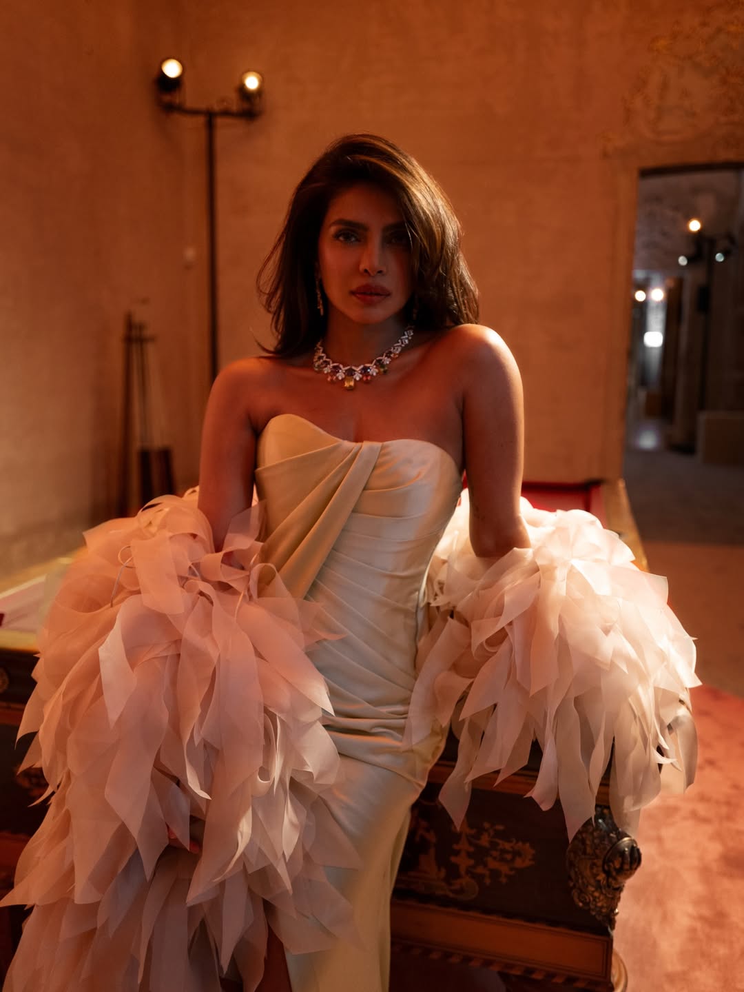 بريانكا بفستان من الحرير باللون الأخضر الباستيل