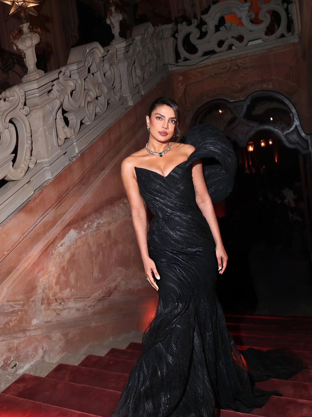  بريانكا شوبرا  بثوب سهرة دراماتيكي باللون الأسود