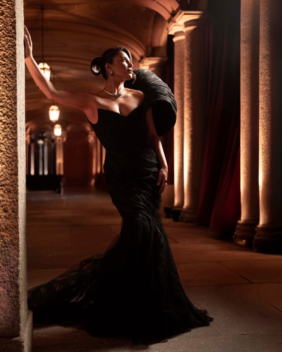 بريانكا شوبرا بإطلالة حملت توقيع المصمم اللبناني سعيد قبيسي