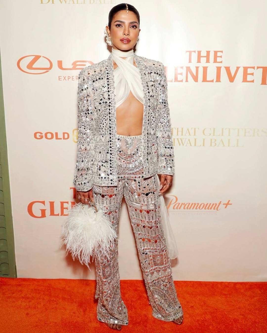 بريانكا شوبرا ببدلة مرصعة وبنطال واسع الأرجل وجاكيت مفتوح خالي من الأزرار