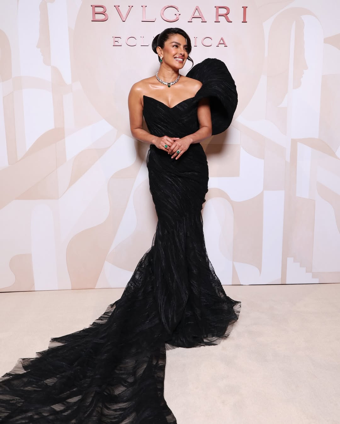 بريانكا شوبرا بثوب سهرة دراماتيكي باللون الأسود