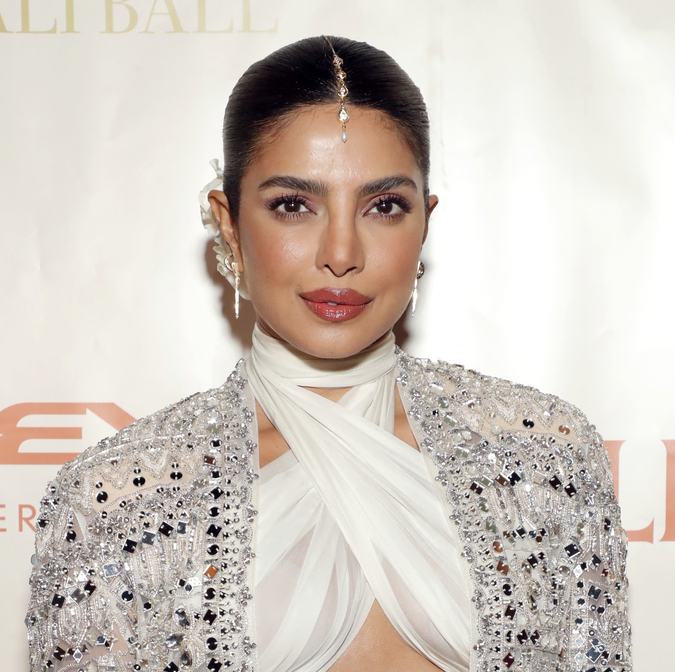 اطلالة بريانكا شوبرا بأكسسوارات السلاسل الكريستالية الرفيعة