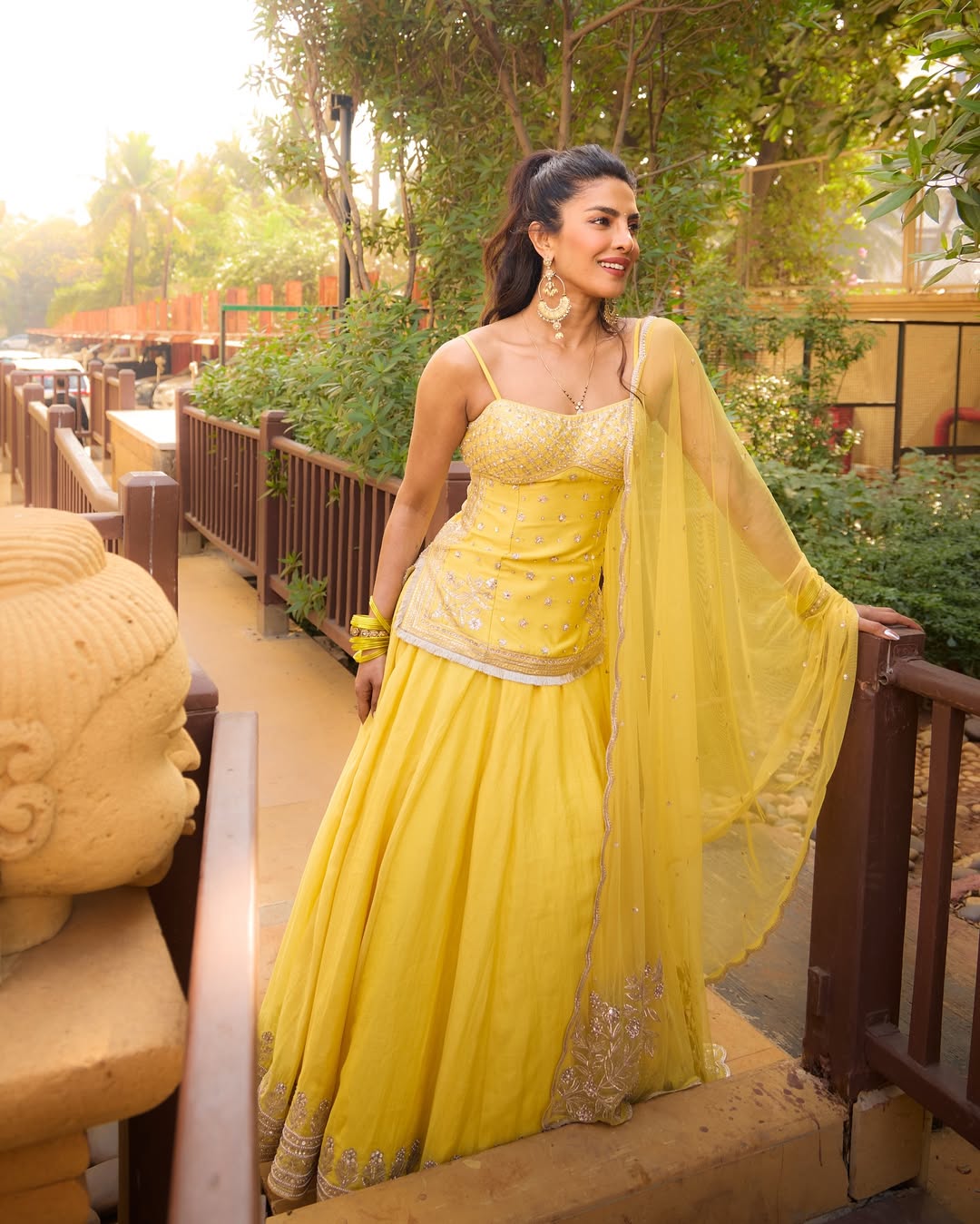 بريانكا شوبرا بزي تقليدي بالتنورة الماكسي الفضفاضة باللون الأصفر