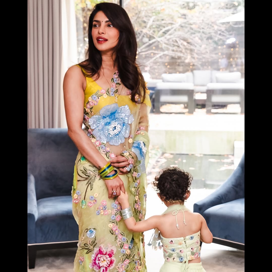 بريانكا شوبرا بساري مبهج باللون الأصفر