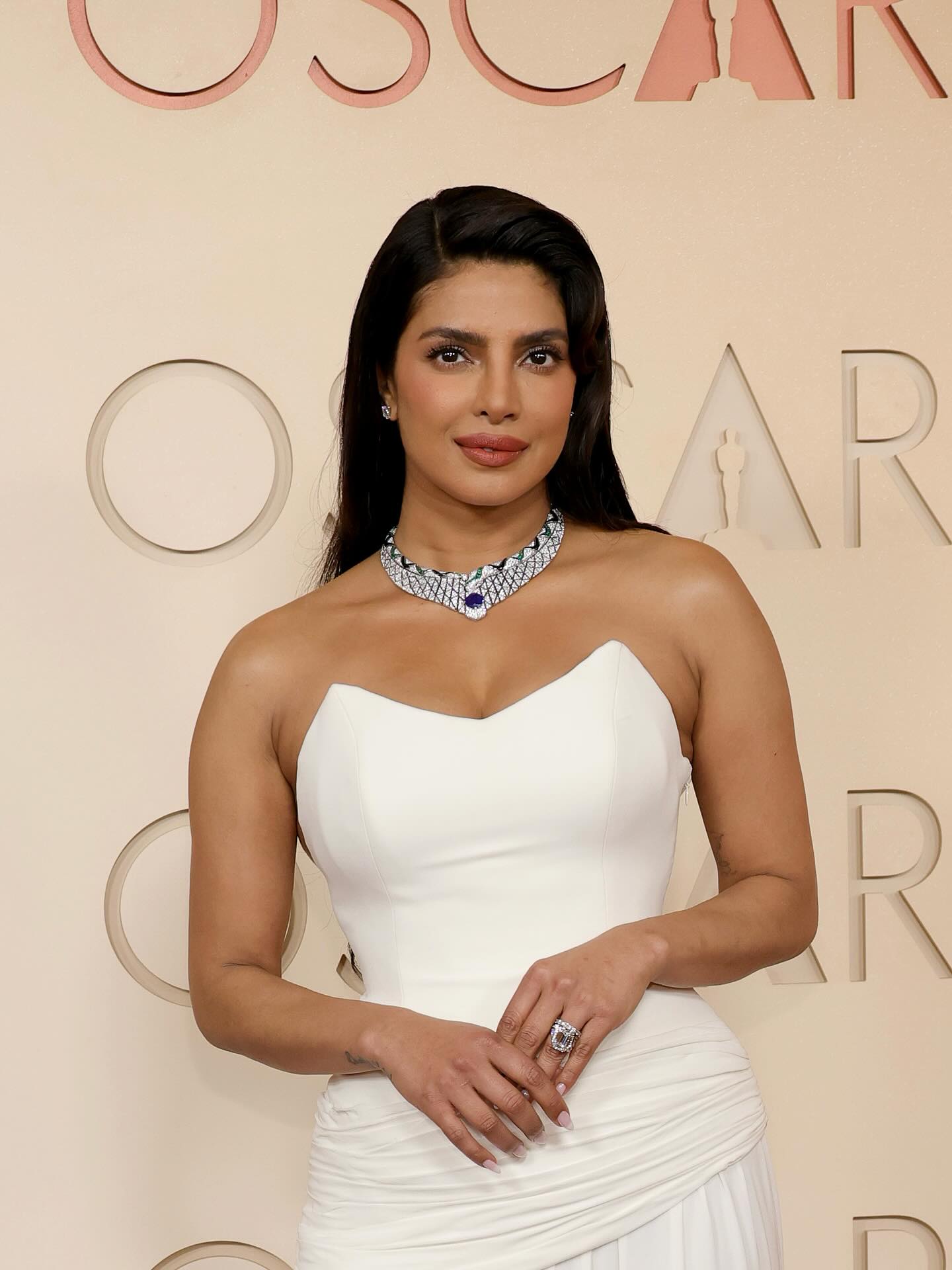 بريانكا شوبرا بعقد فاخر من من دار بولغري Bulgari مرصّع بالأحجار الكريمة