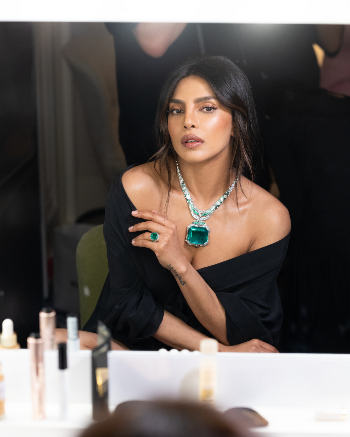 بريانكا شوبرا بعقد Magnus Emerald