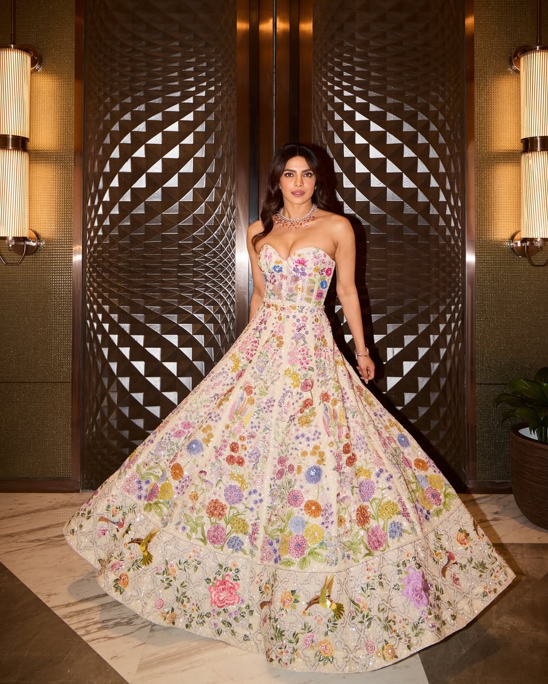 بريانكا شوبرا بفستان سترابلس باللون الأبيض تناثرت فوقه تطريزات الورود الملونة