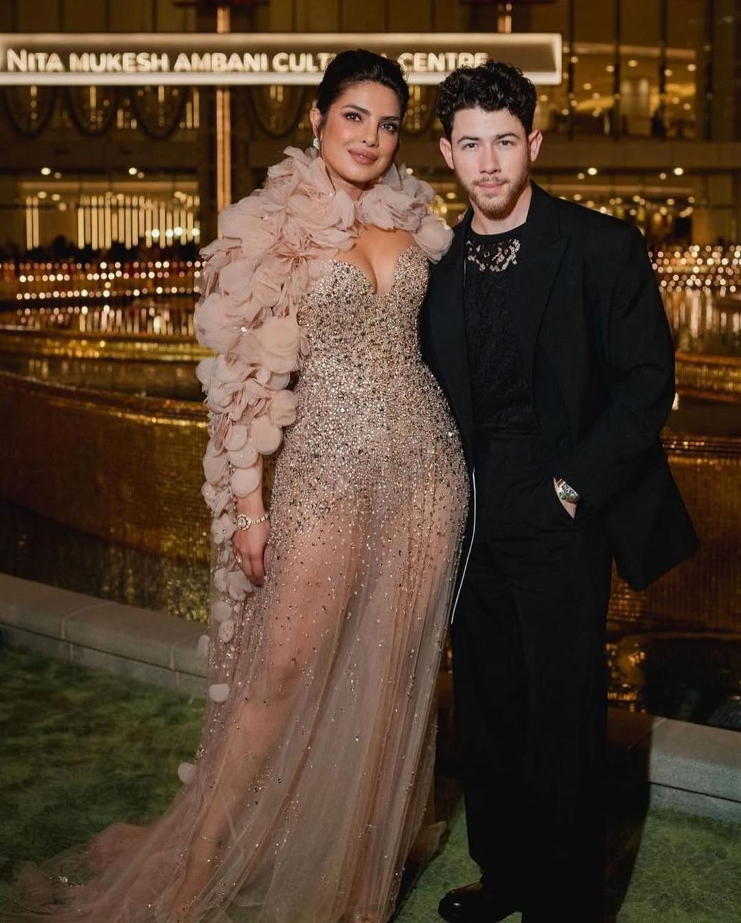 بريانكا شوبرا بفستان مرصع