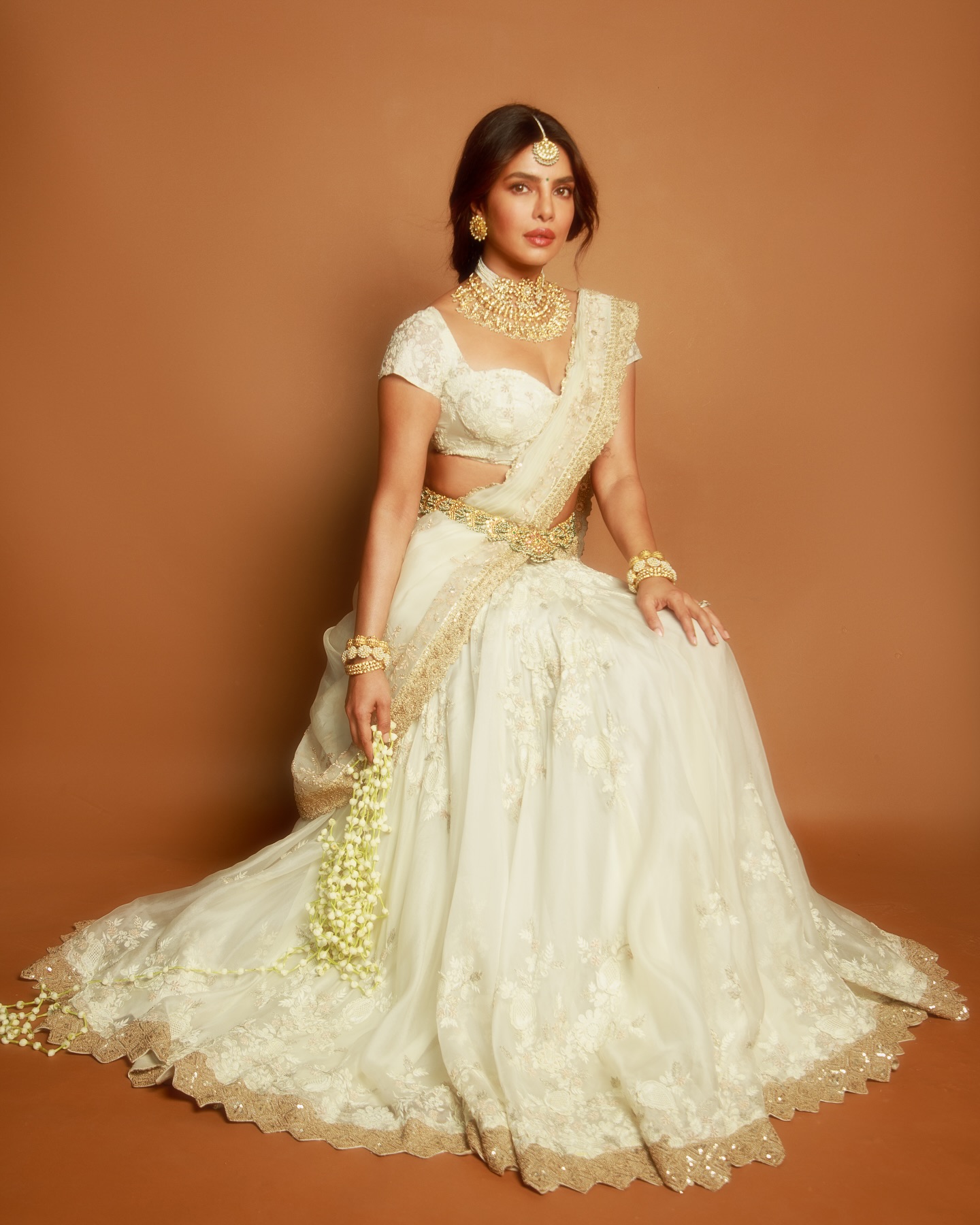 بريانكا شوبرا تتألق بساري فاخر من تصميم Anamika Khanna