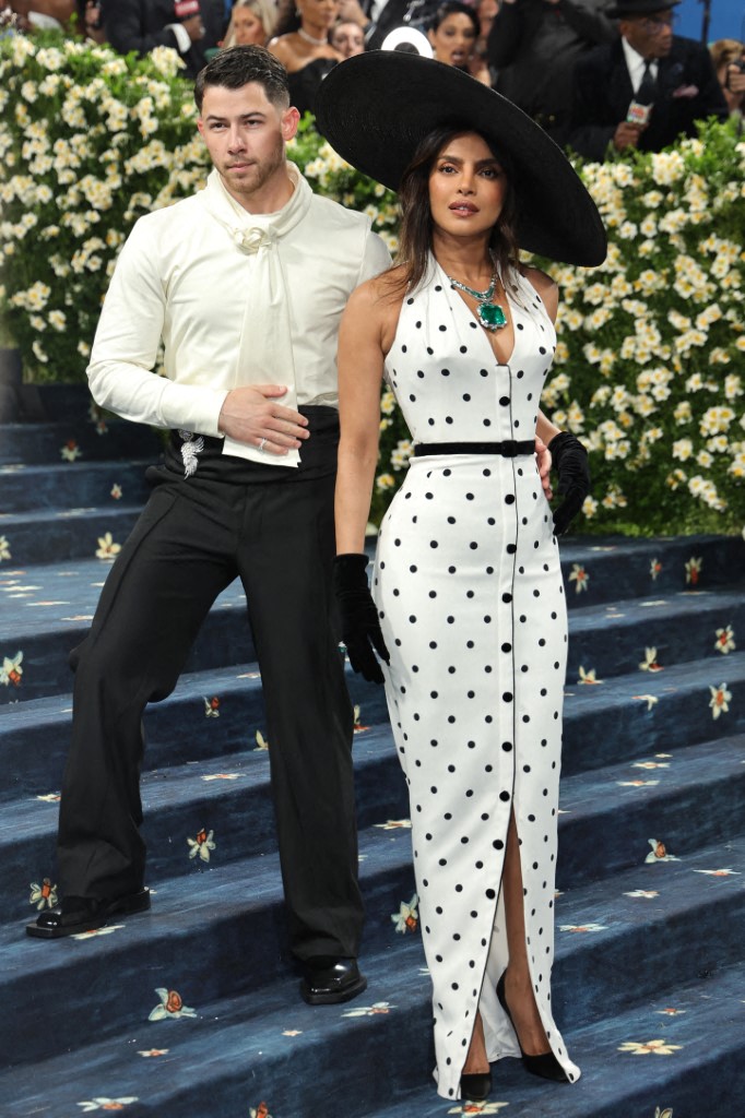 بريانكا شوبرا ‎Priyanka Chopra بقلادة ثمينة مرصّعة بالألماس والزمرد من بولغري BVLGARI