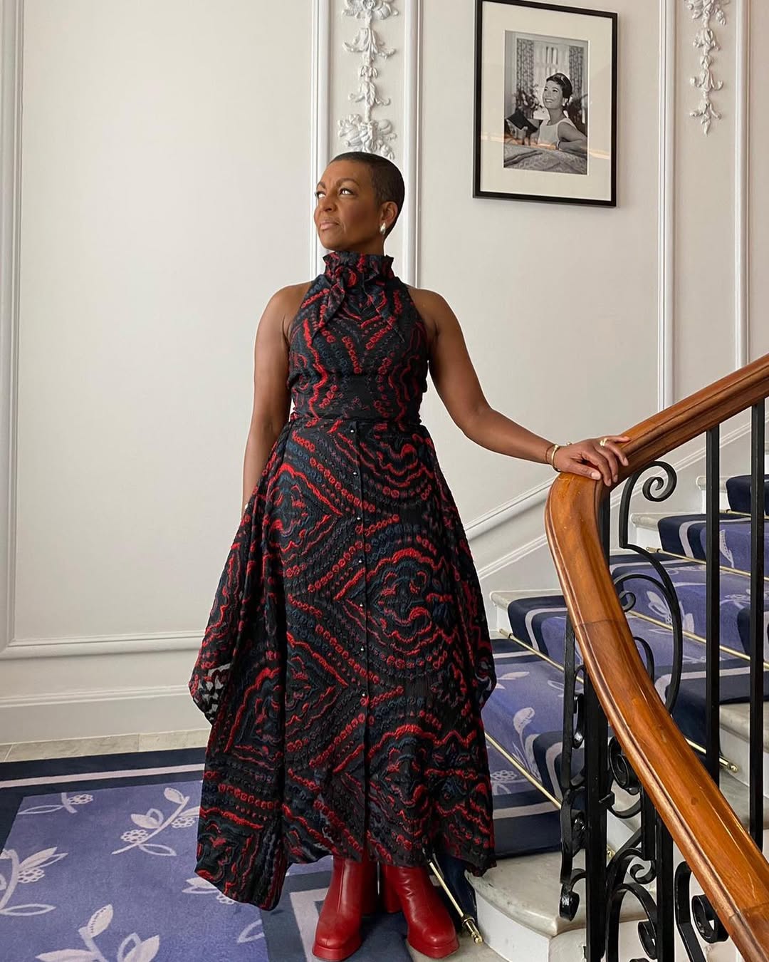 بستايل الفستان المفتوح بأزرار أمامية، مصمم بالقماش الأسود المزين