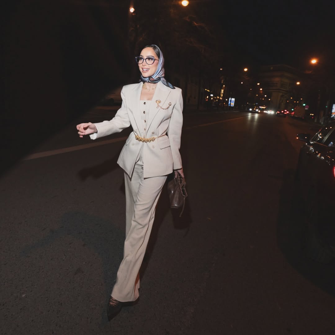 بسمة بوسيل ببدلة نسائية باللون البيج