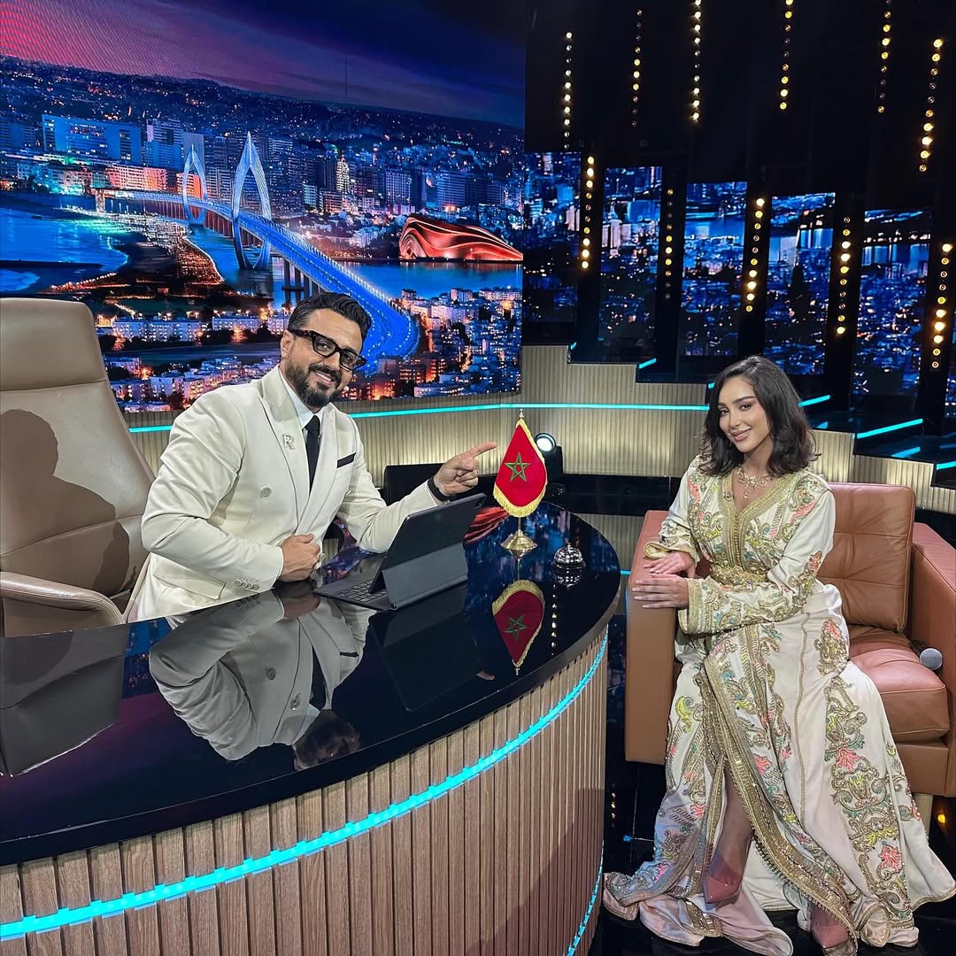 بسمة بوسيل بستايل القفطان المغربي بتصميم تقليدي باللون الكريمي