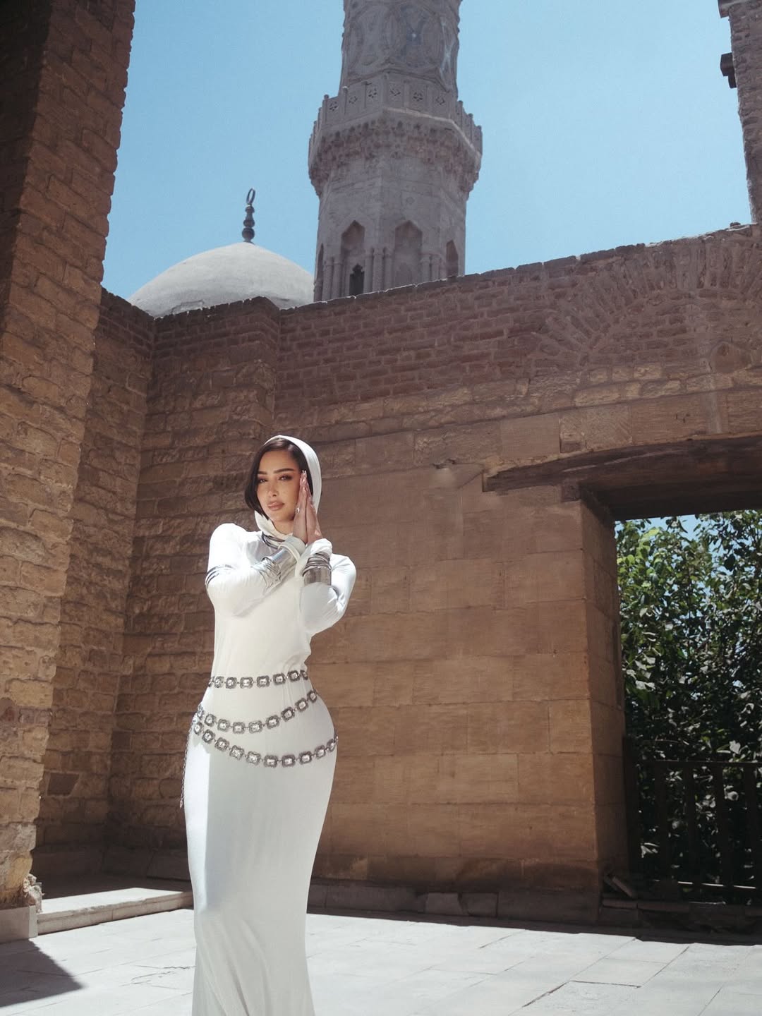 بسمة بوسيل بفستان طويل باللون الأبيض الموحد