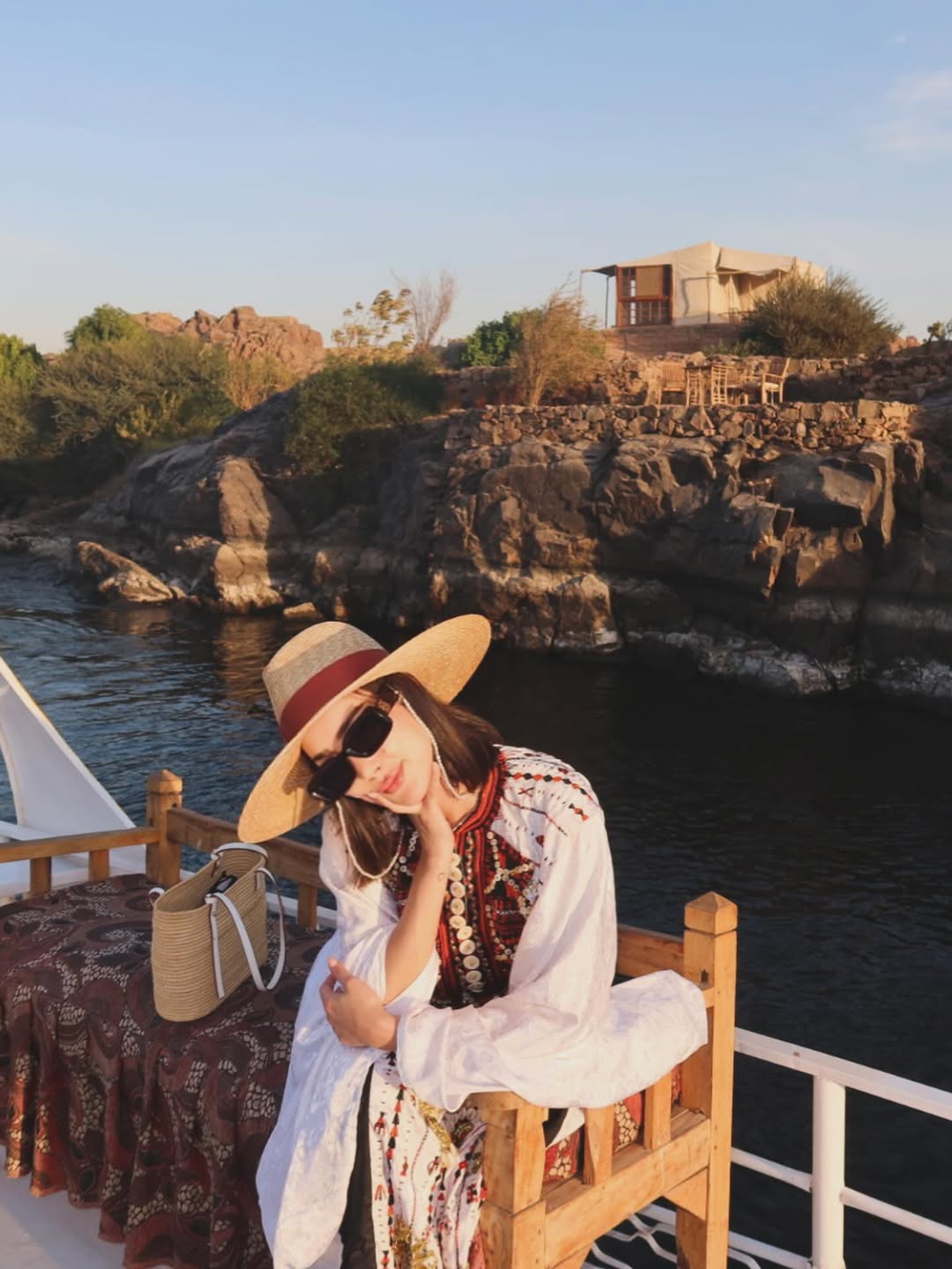 بسمة بوسيل في رحلة نيلية بأسوان