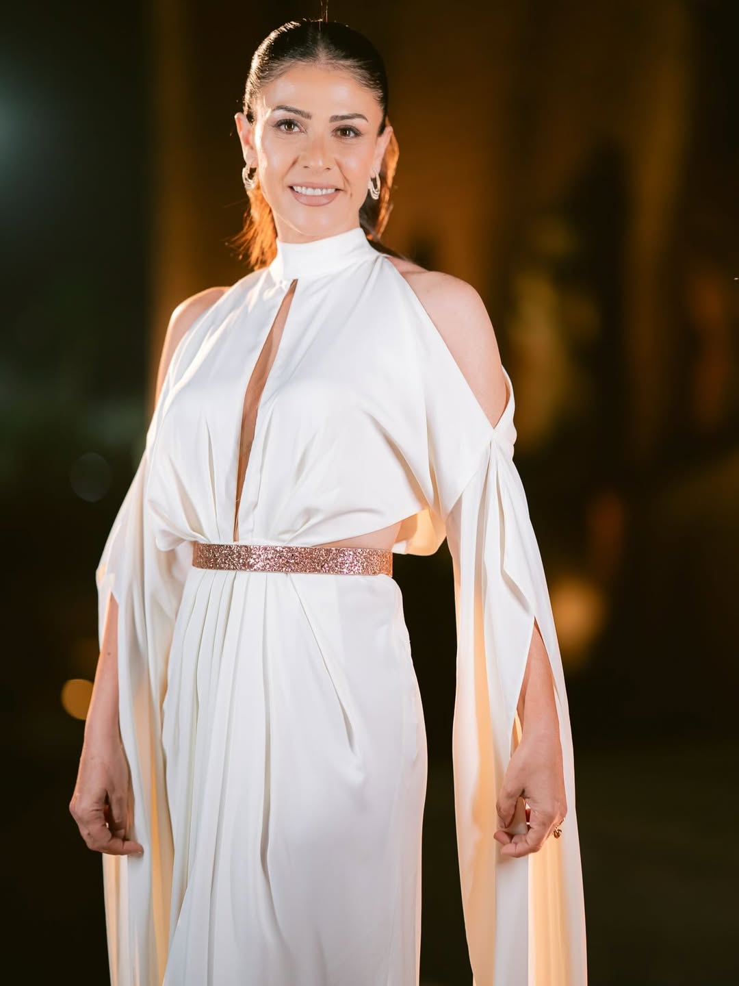 بسمة تميز فستانها بأكمام طويلة ومفتوحة