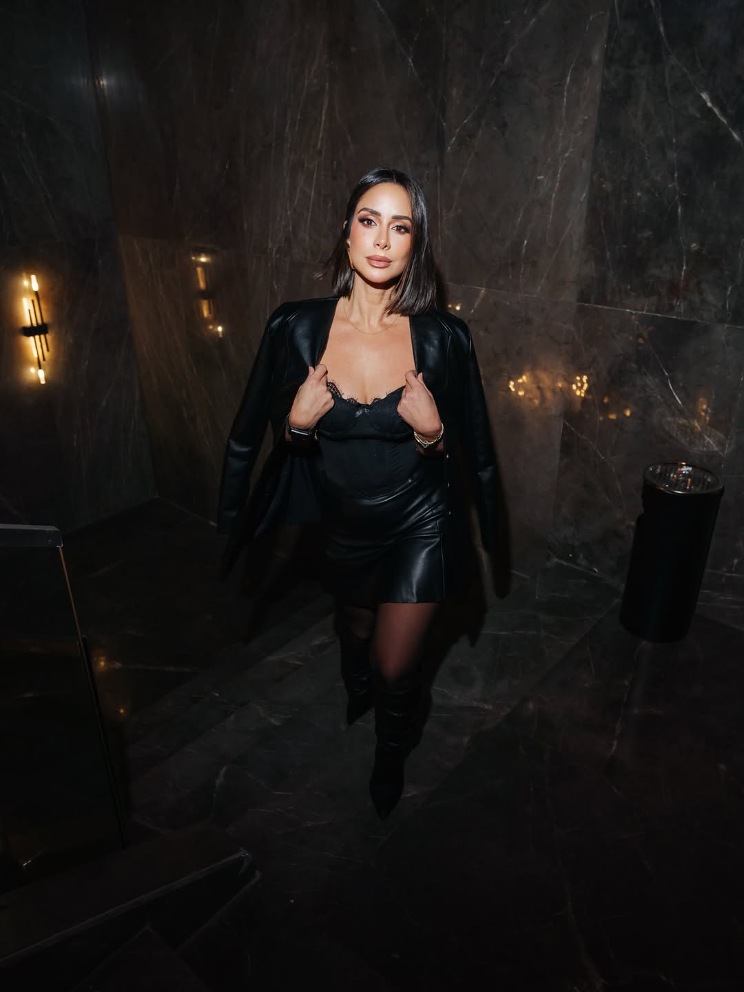 بسنت شوقي بتنورة ميني وكورسيه أسود وبليزر جلدي