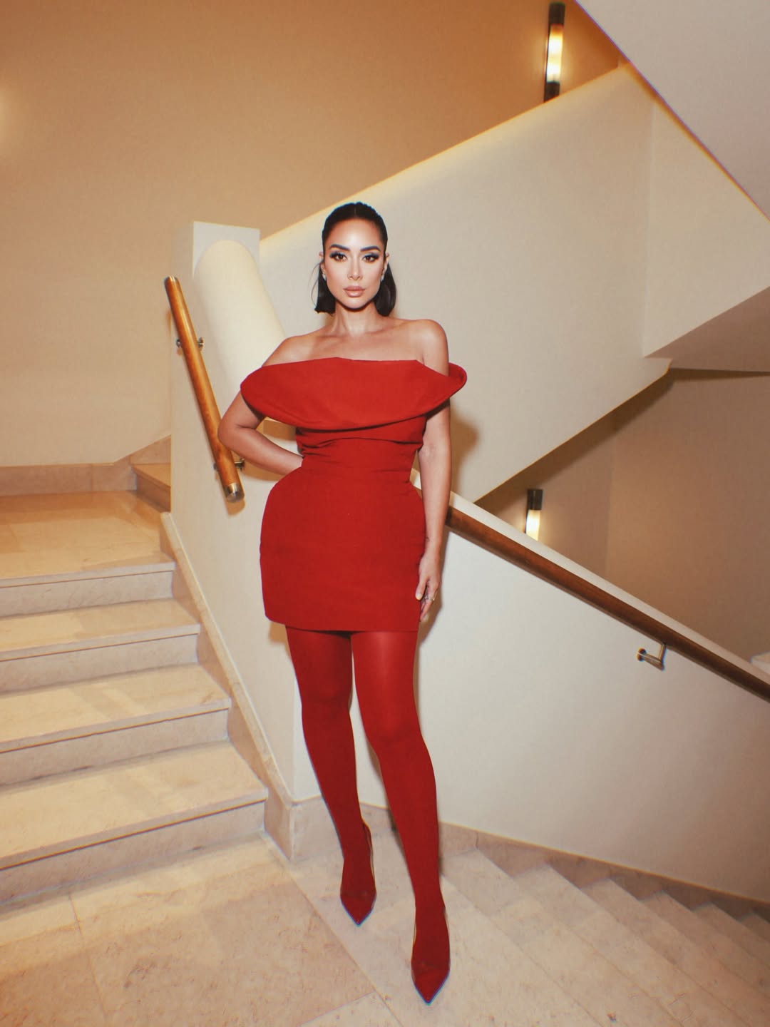 بسنت شوقي بفستان ميني باللون الأحمر الناري المنسق بأسلوب مونوكروم