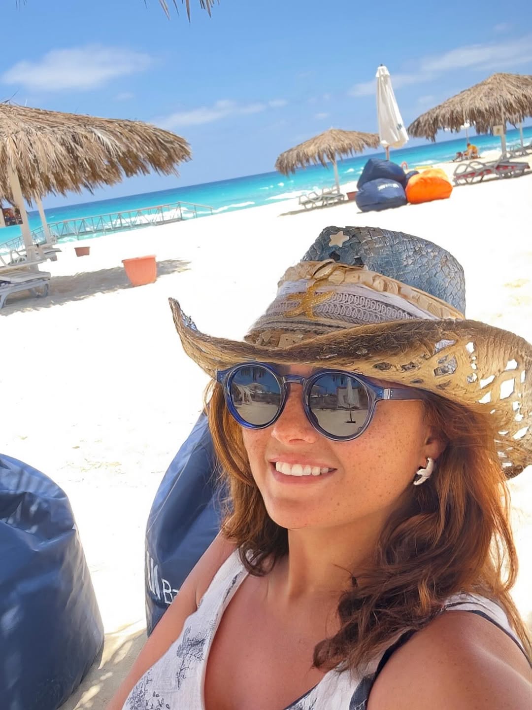 الفنانة بشرى