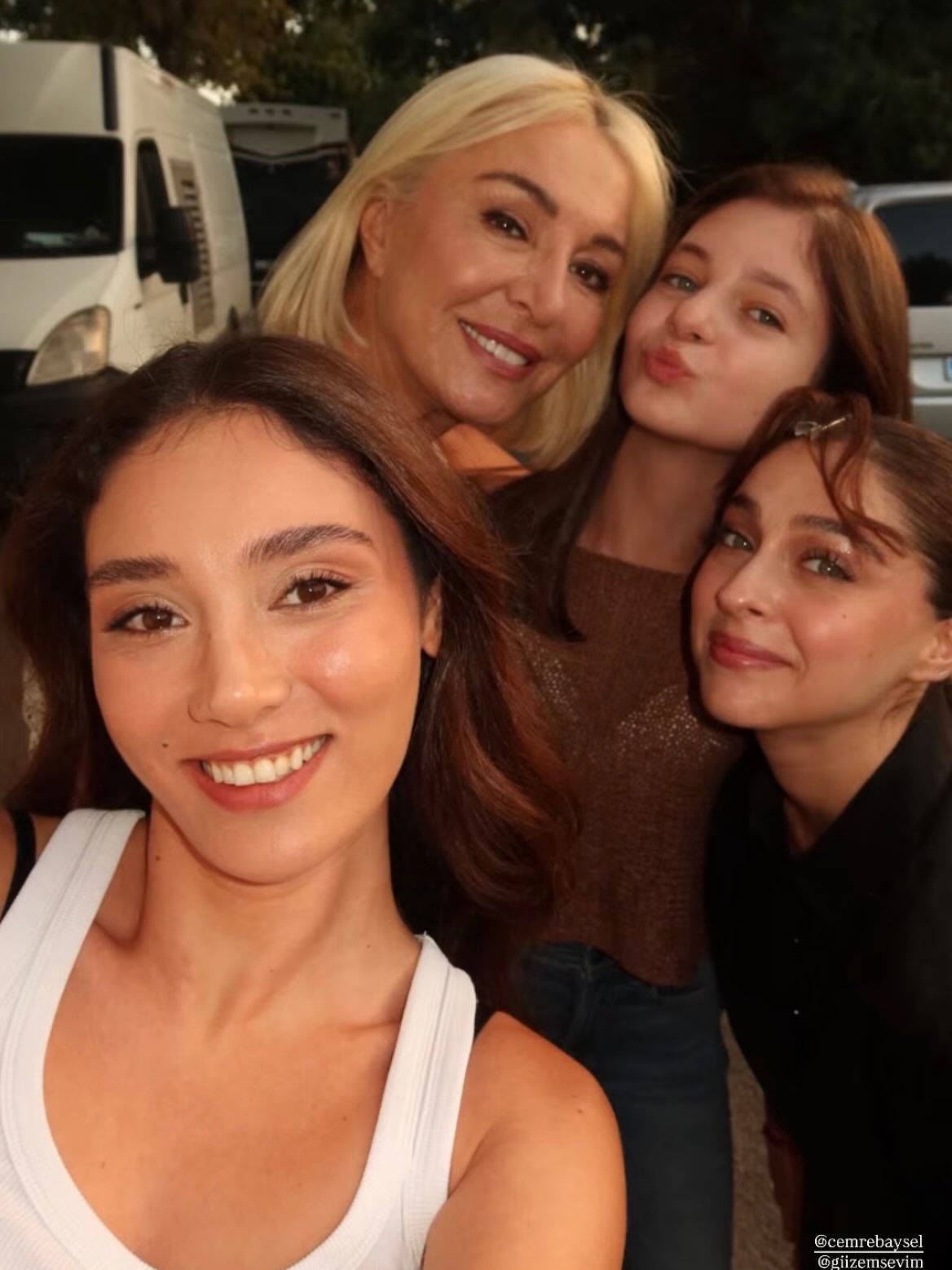 بطلات مسلسل "الورود والخطايا" يجتمعن مع جيمري بايسال