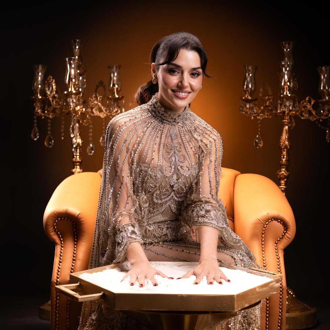 بعد التنظيف، تلجأ هاندا أرتشيل إلى مكونات طبيعية خفيفة مثل ماء الورد