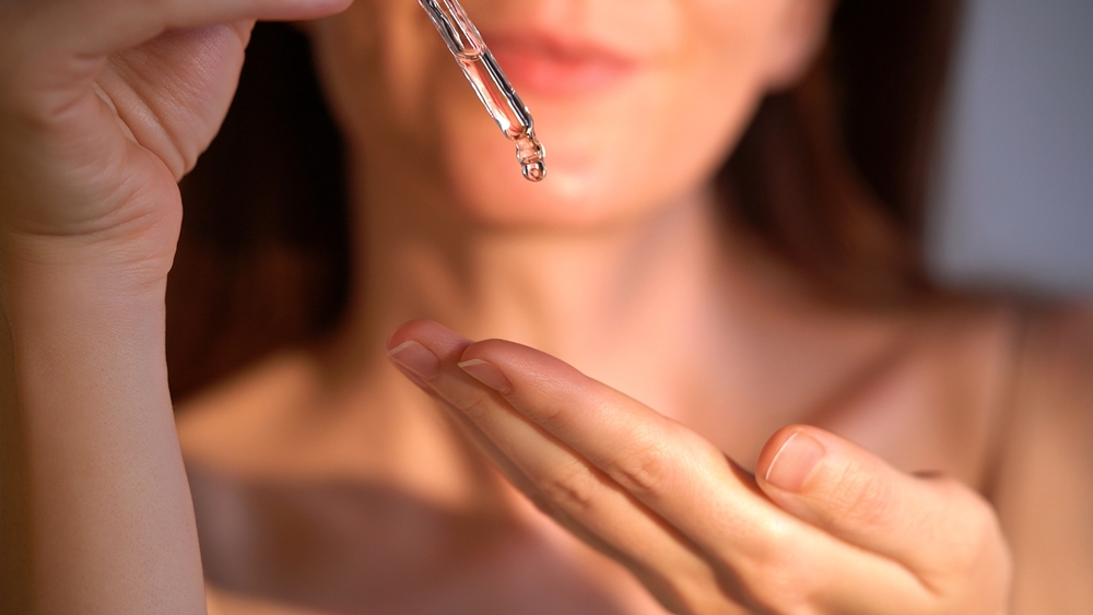 بعد تنظيف البشرة ضعي قطرات من الزيت ووزّعيها برفق على الوجه والرقبة