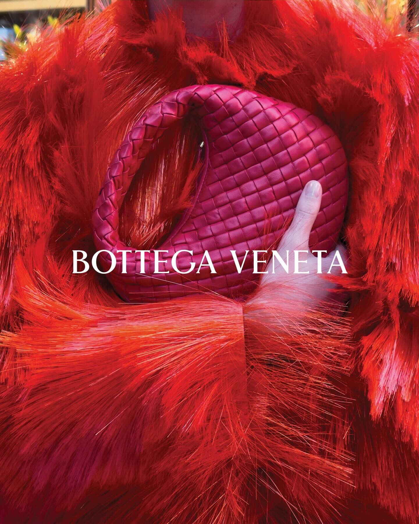 اتخذت Bottega Veneta قرارًا بحذف حضورها الرسمي على منصات التواصل الاجتماعي في يناير 2021