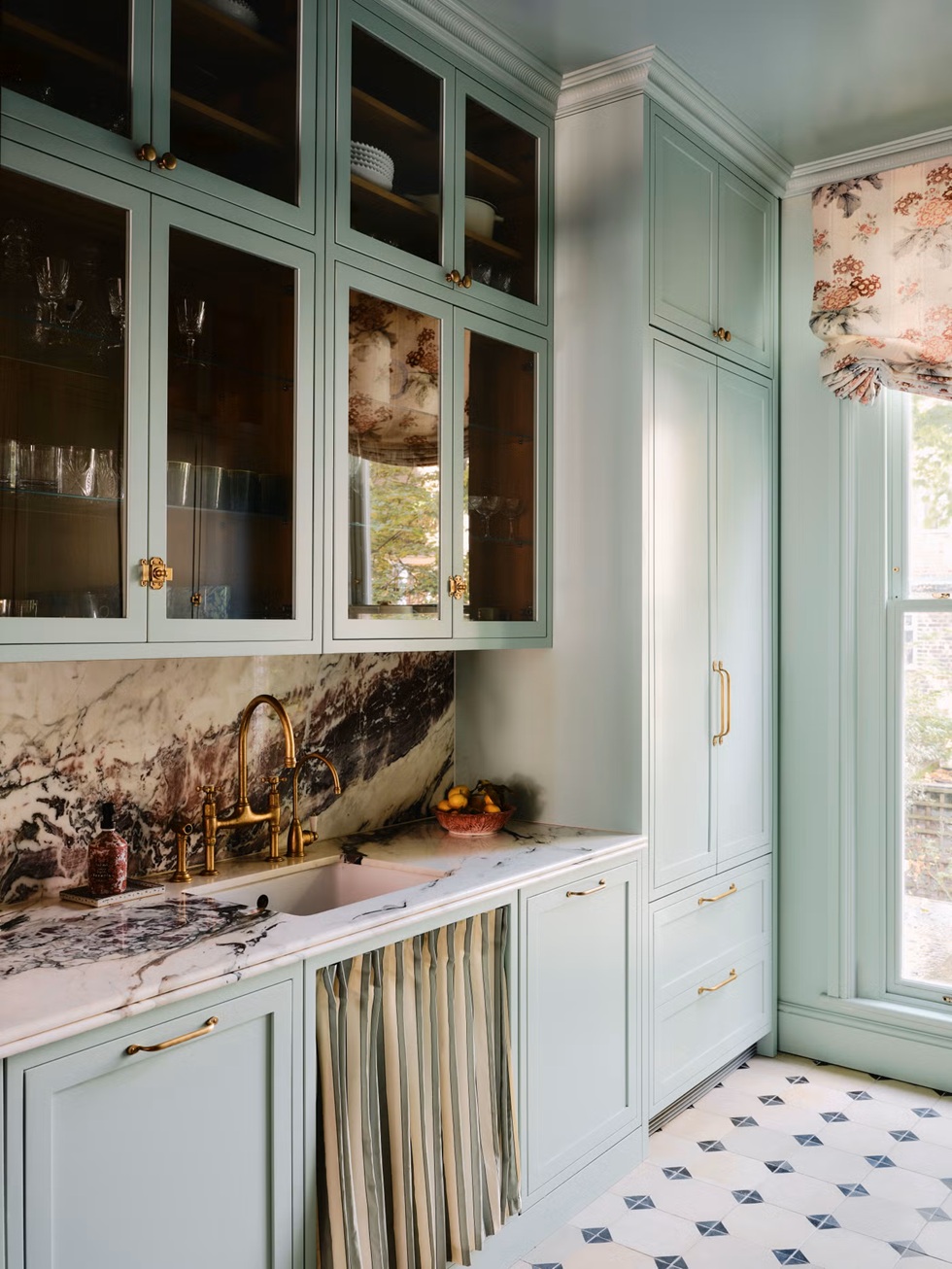 بـ6 خطوات يمكن الارتقاء بخزائن المطبخ ومنحها مظهرًا أكثر فخامة