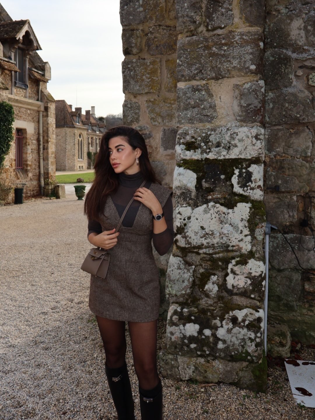  يارا السكري بفستان قصير باللون البني