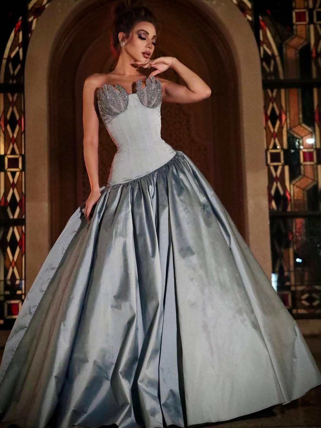 بفستان سهرة منفوش باللون الأزرق الشاحب من توقيع Bendy Bark