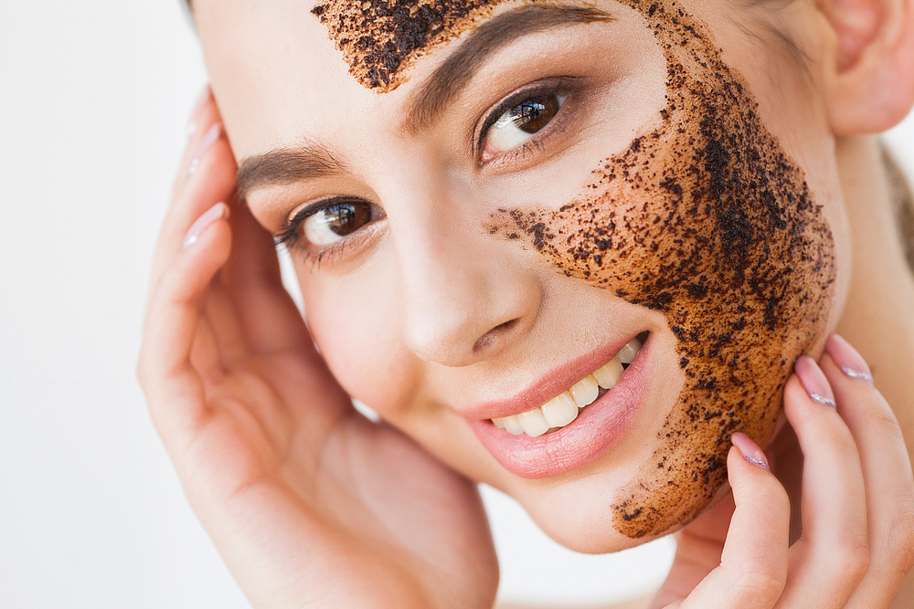 بقايا القهوة المطحونة يساعد على شدّ البشرة ومنحها مظهراً أكثر تماسكاً.