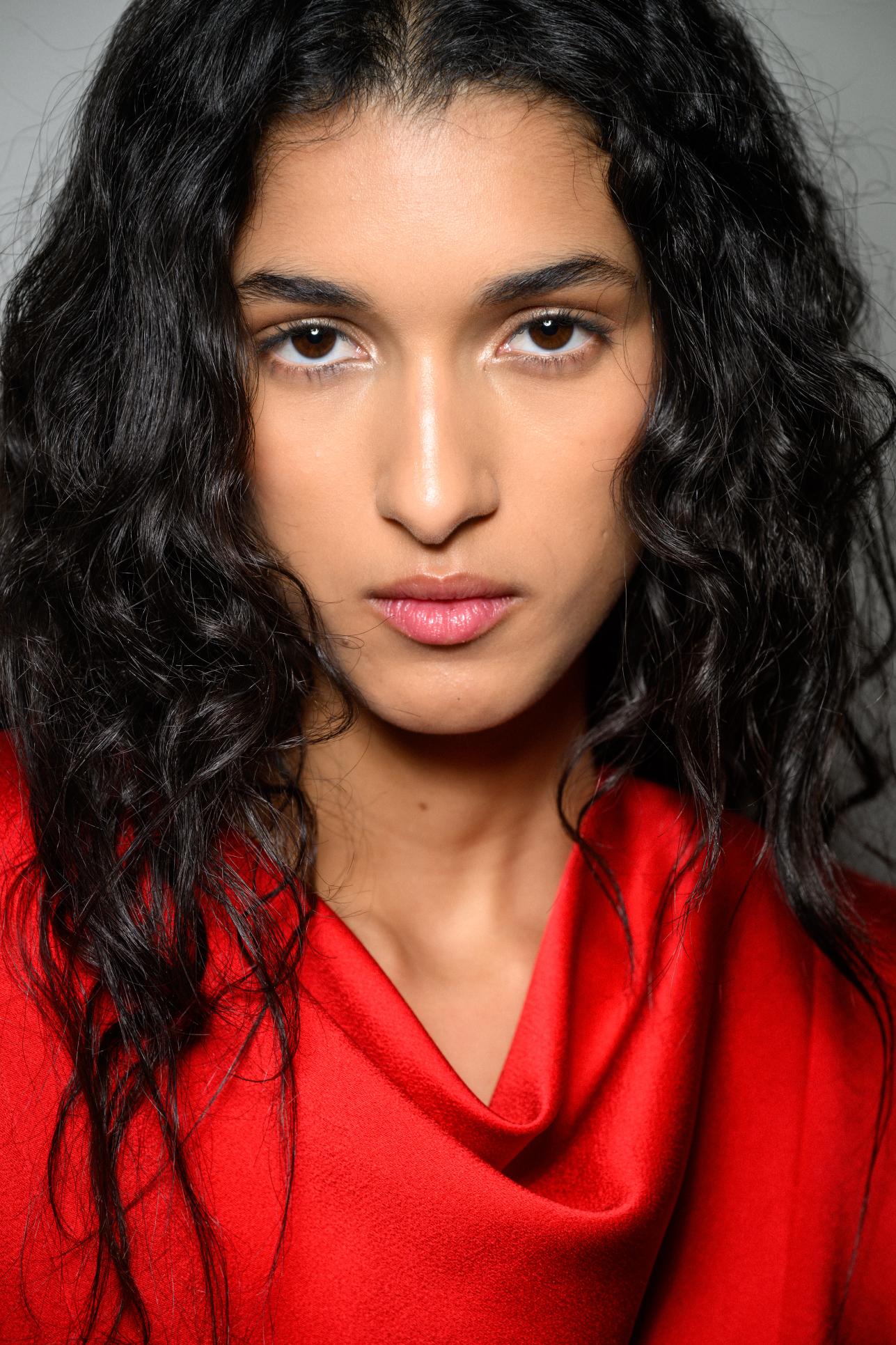 بكرات الشعر أحد الحيل المجربة للحصول على شعر كثيف بشكل طبيعي