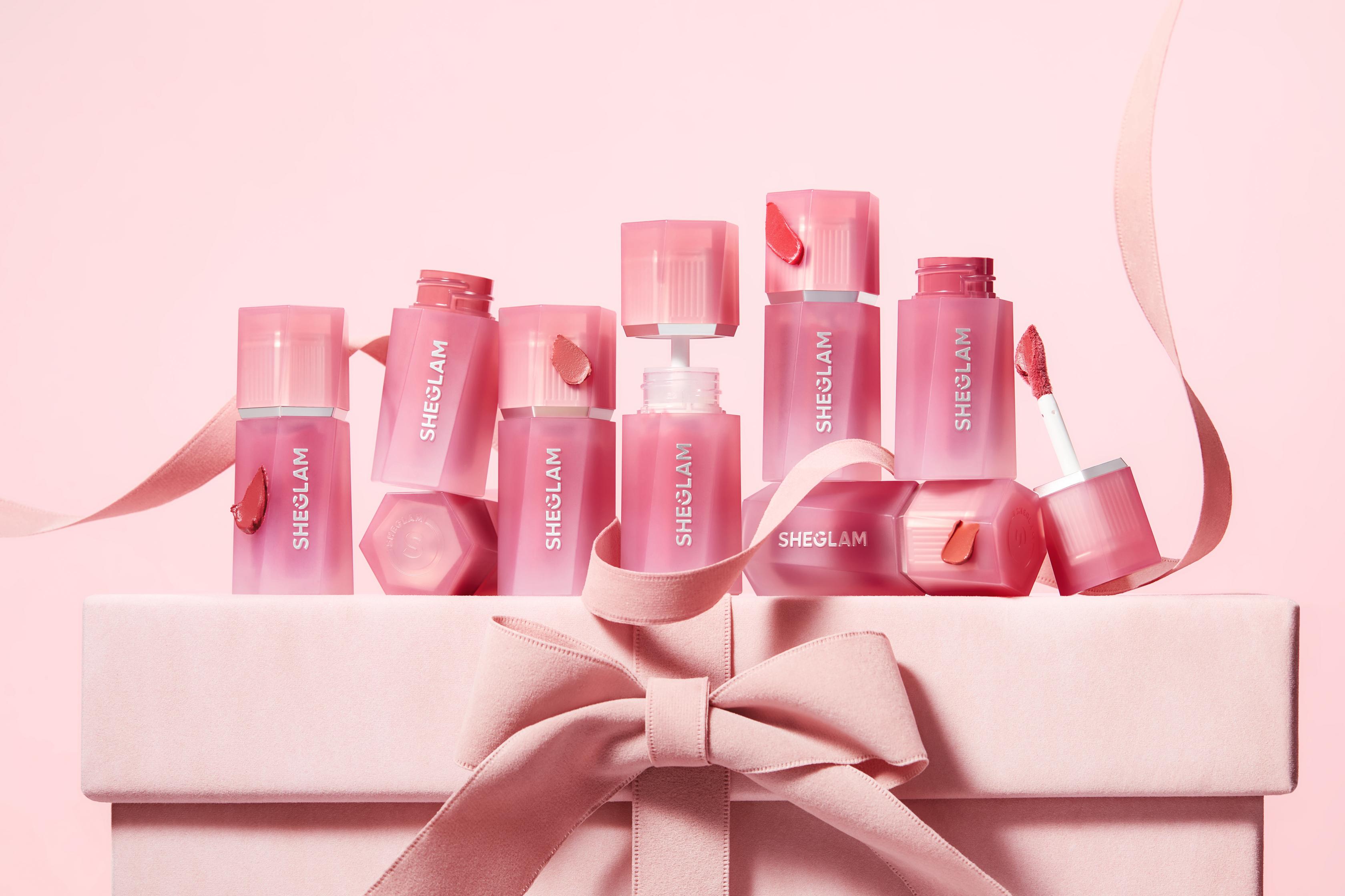 بلاش Air Plush Lip & Cheek Cream من علامة SHEGLAM يتوفر بدرجات متنوعة تناسب جميع الإطلالات