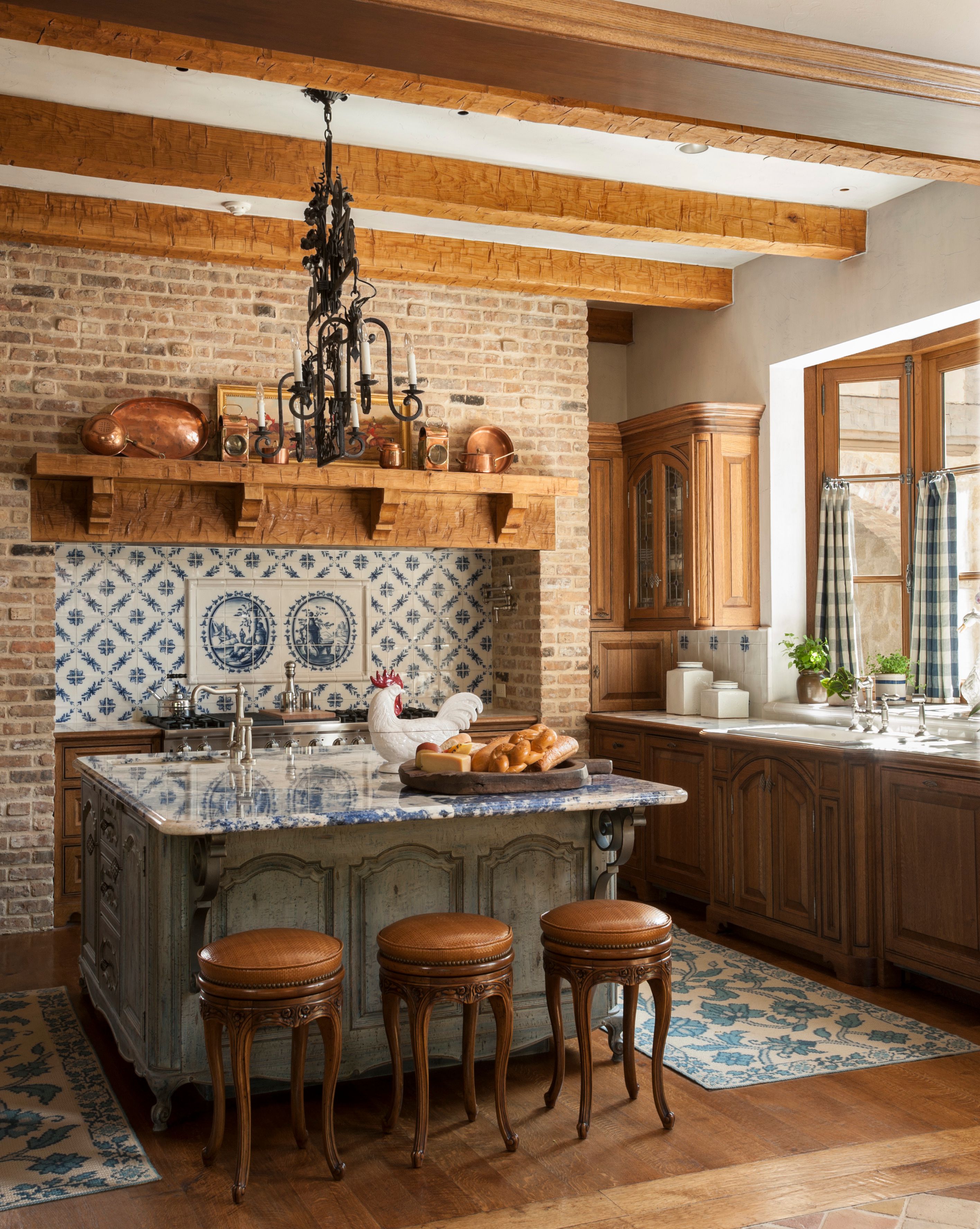 بلاط دلفت المستوحى من الطراز العتيق أحد الاتجاهات الكلاسيكية التي تعود بقوة هذا العام