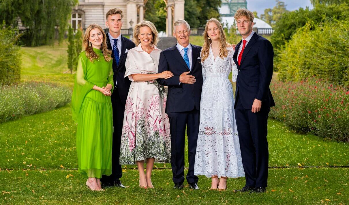 بلجيكا إليزابيث تخطف الأنظار بالأخضر الزاهي