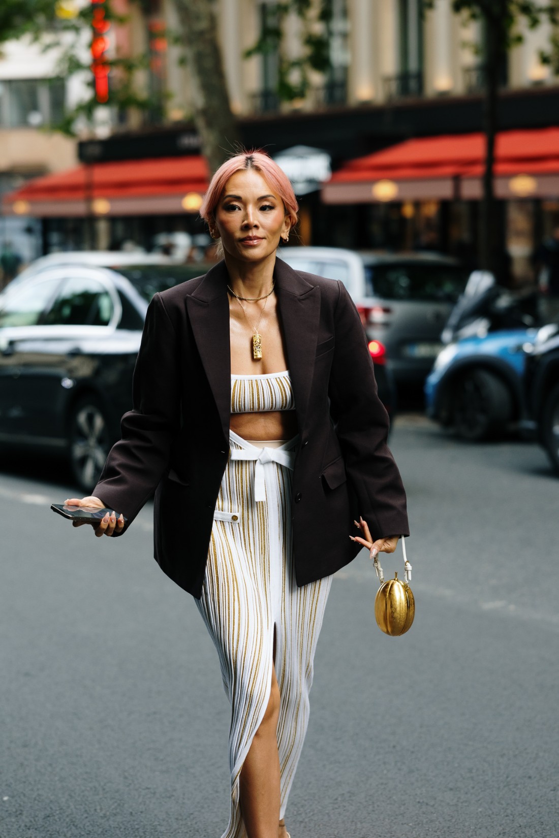 بليزر مع Crop Top من شوارع باريس