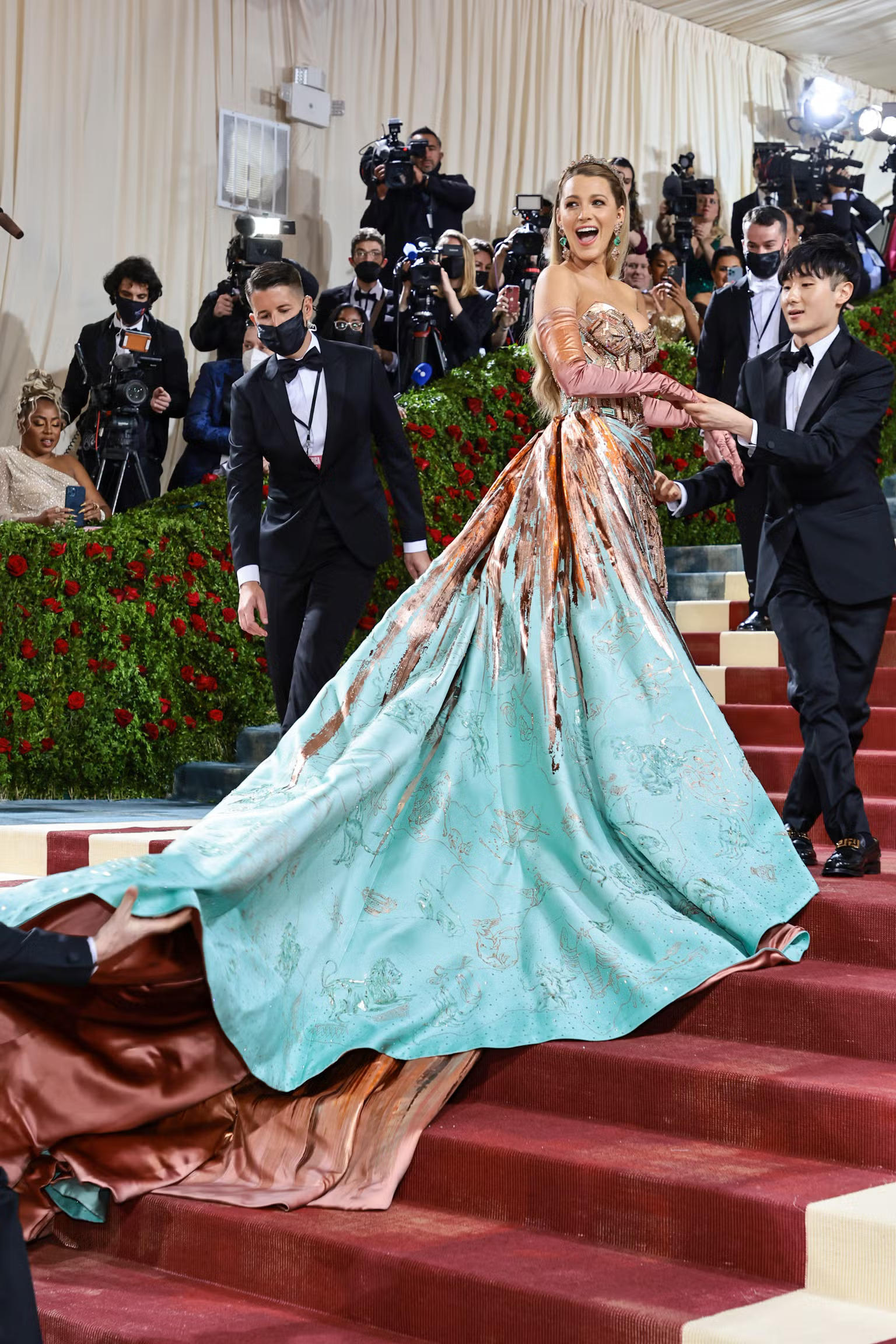 بليك لايفلي بفستان من Versace