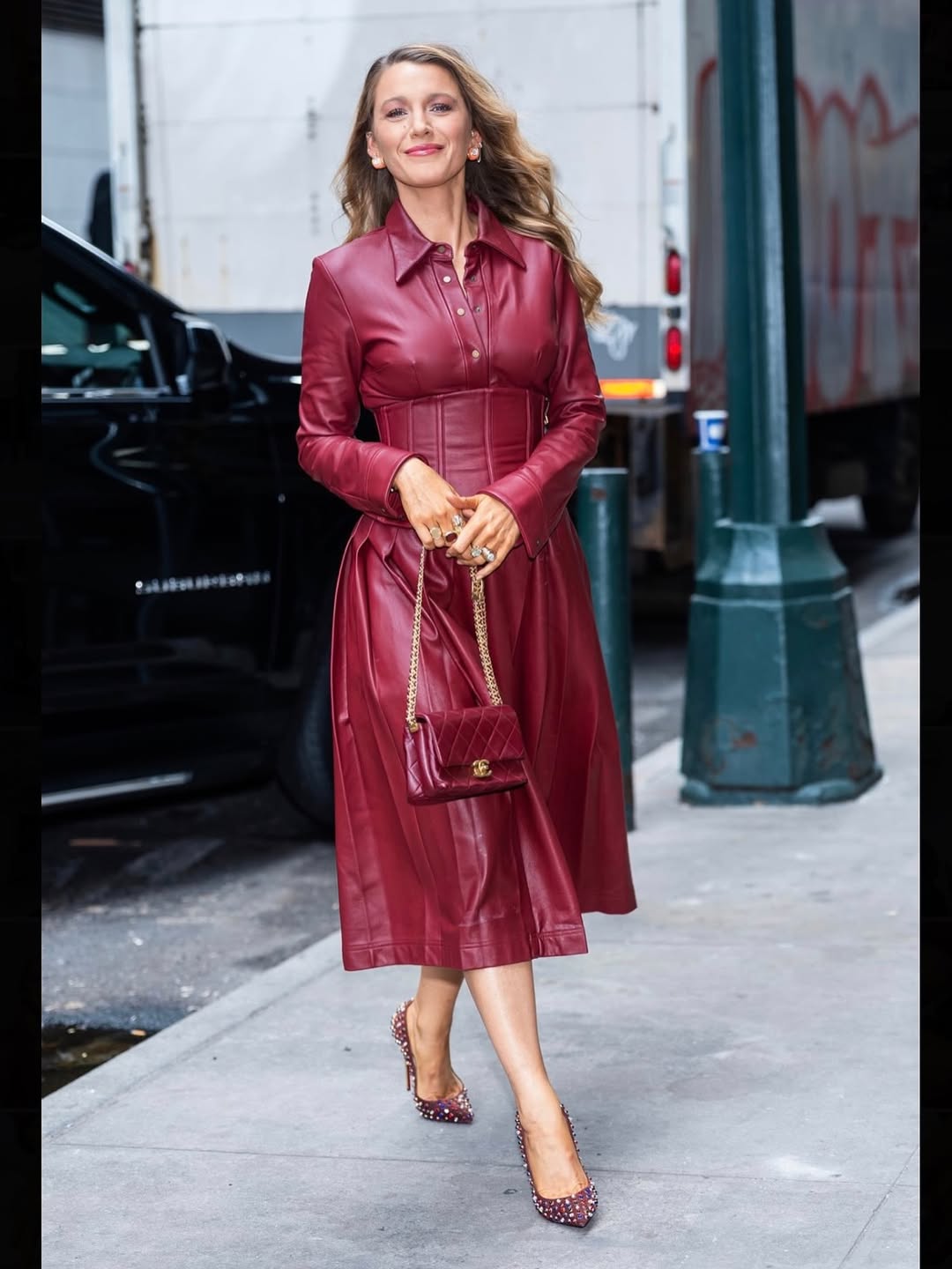 بليك ليفلي بأسلوب مونوكروم أنيق باللون البرغندي