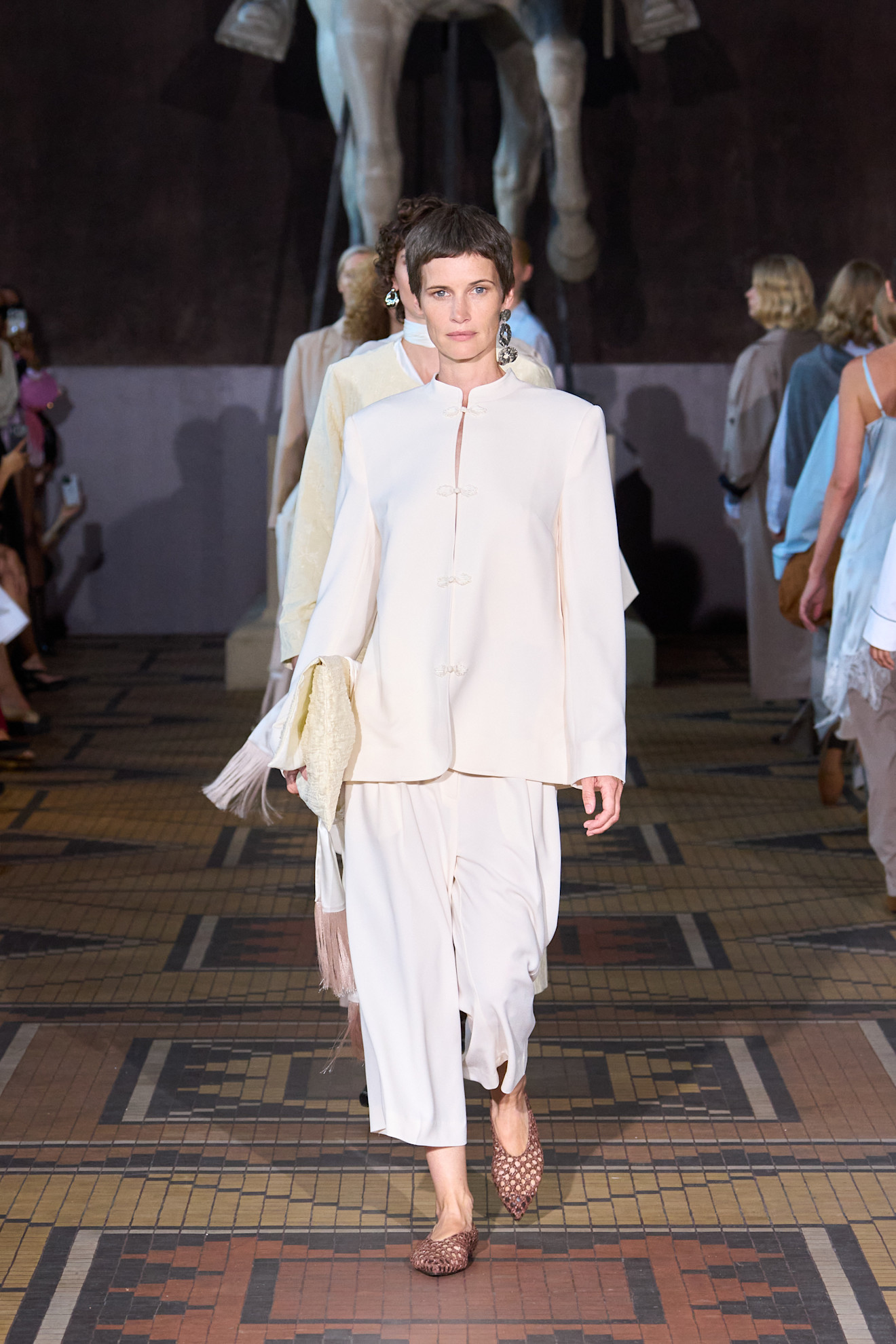 بمطال قصير مع حذاء مدبب ملفت من The Garment