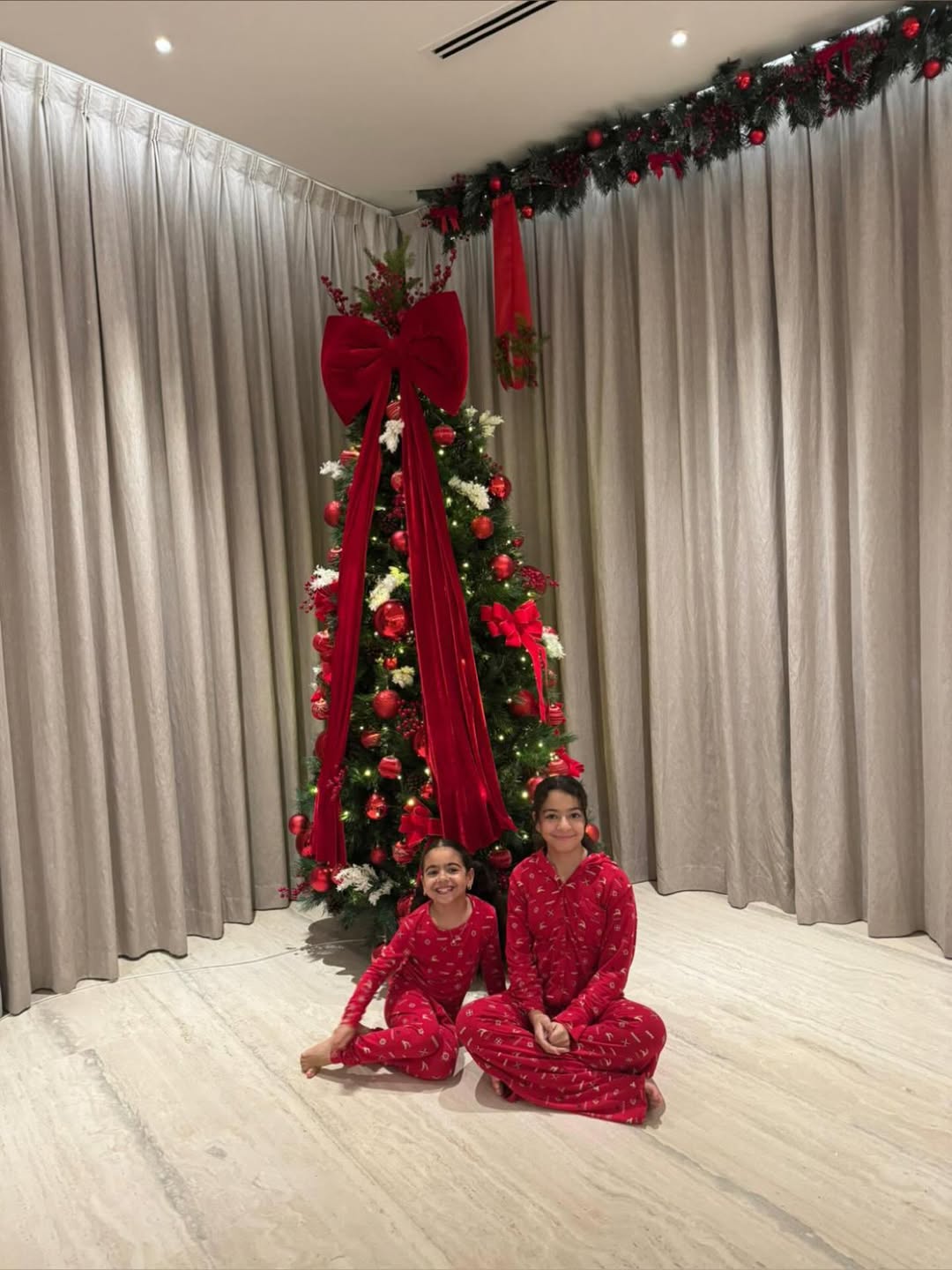 بنات محمد صلاح بدونه في صورة رأس السنة