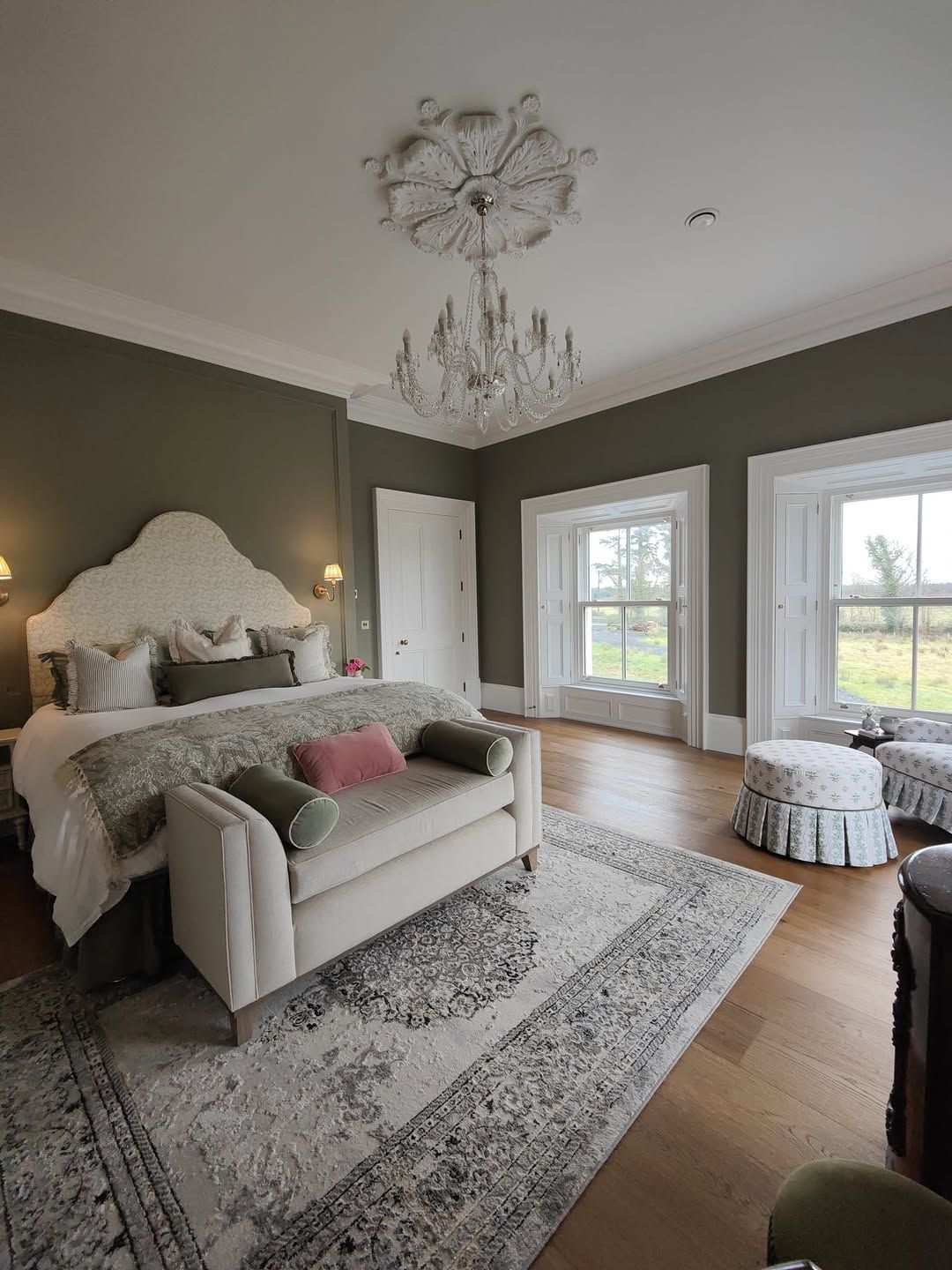 بنش مبطّن في غرفة النوم التقليدية