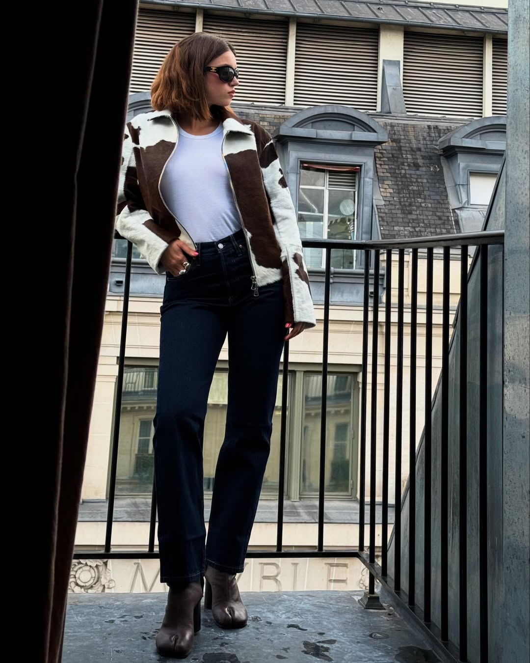  بنطال الكاحل من الدنيم الداكن وتوب ضيق باللون الأبيض وجاكيت