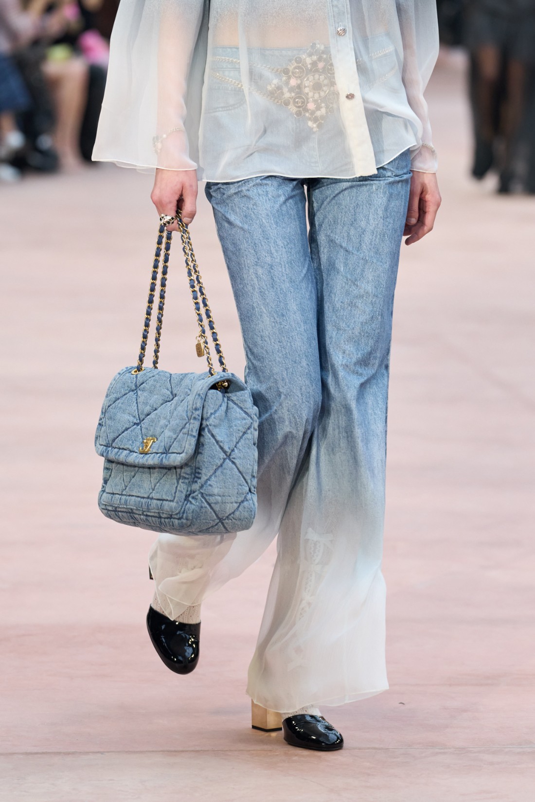 بنطال بوت كت من مجموعة Chanel خريف شتاء 2025