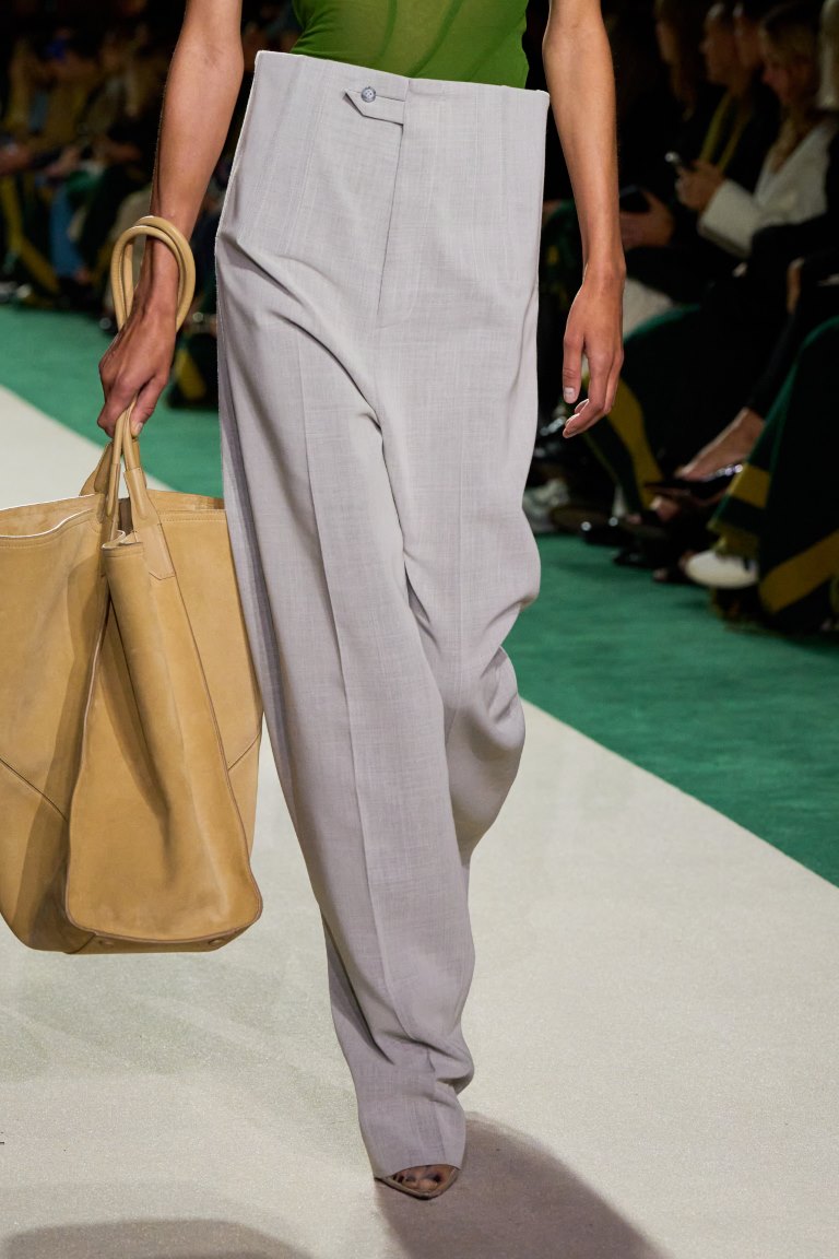 بنطال دون جيوب أمامية من مجموعة Victoria Beckham ربيع صيف 2025